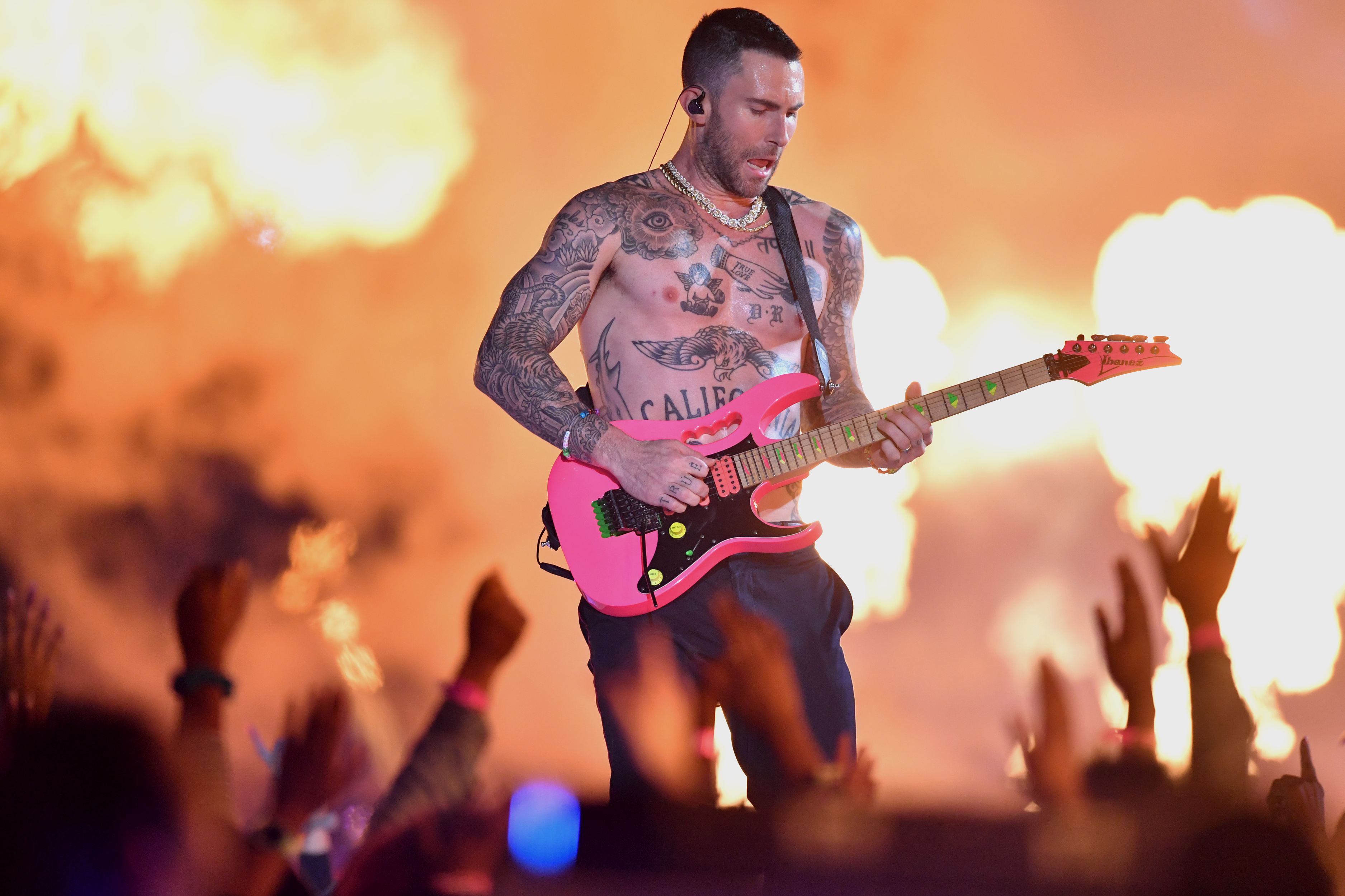 FOTO | Adam Levine, show la bustul gol în pauza Super Bowl 2019. Reacția fanilor a fost neașteptată