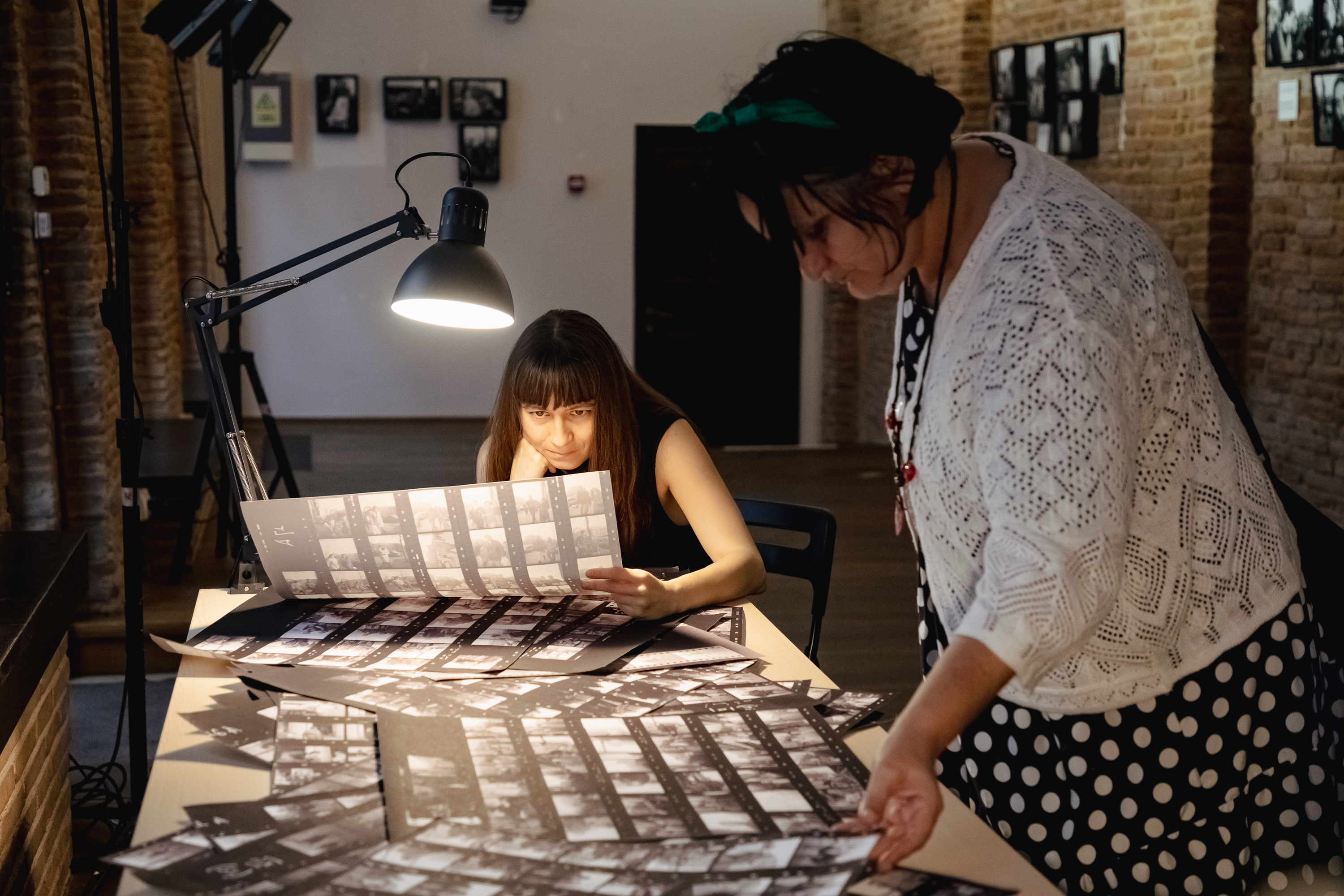 INTERVIU. De la transhumanță la oile care sunt duse la munte cu mașina. Un fotograf român a urmărit timp de 15 ani ciobanii din șase țări: „Mersul pe jos nu ajută doar omul, ci și oaia”