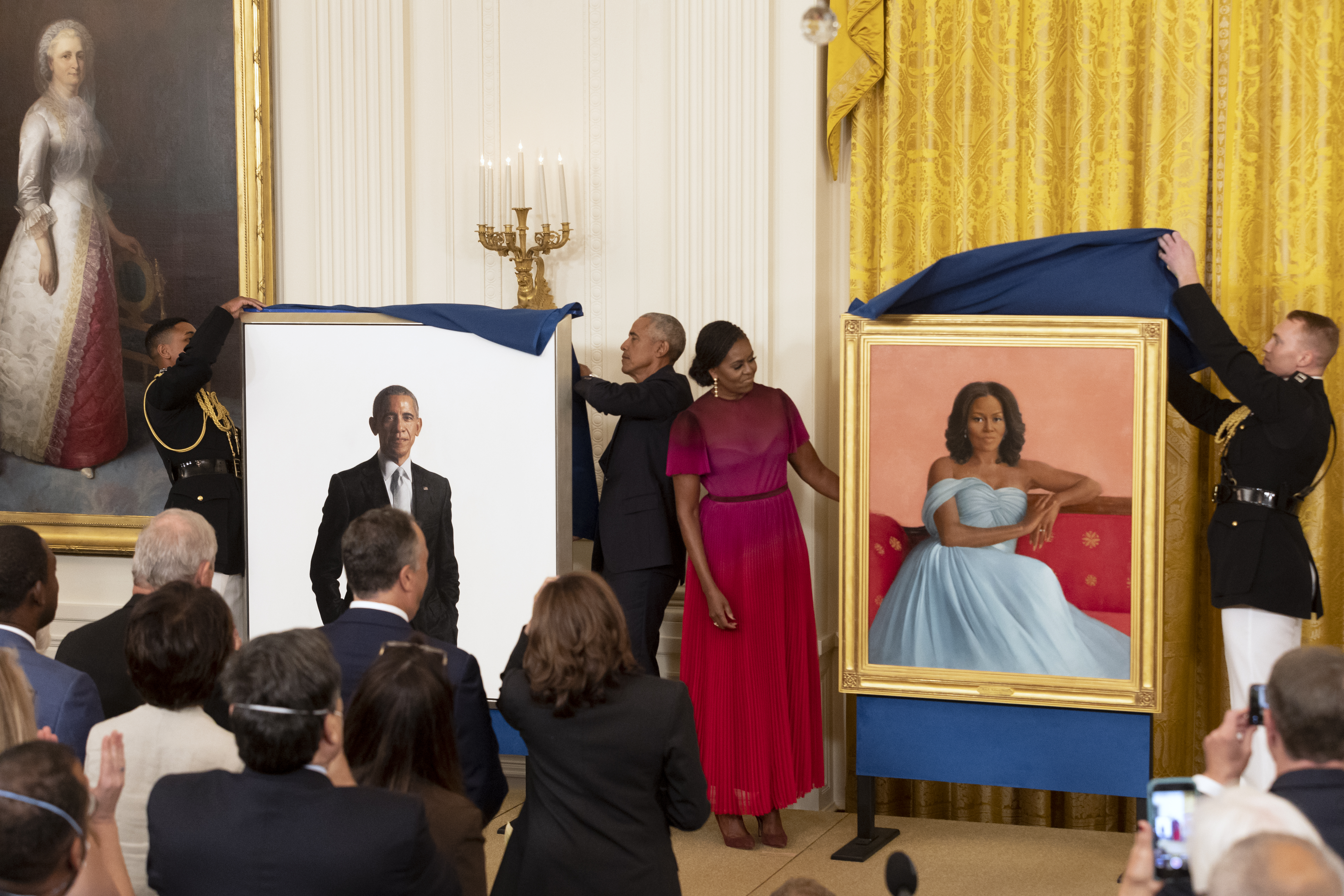 Barack și Michelle Obama și-au dezvelit potretele oficiale de la Casa Albă, la peste cinci ani de la încheierea mandatului prezidențial