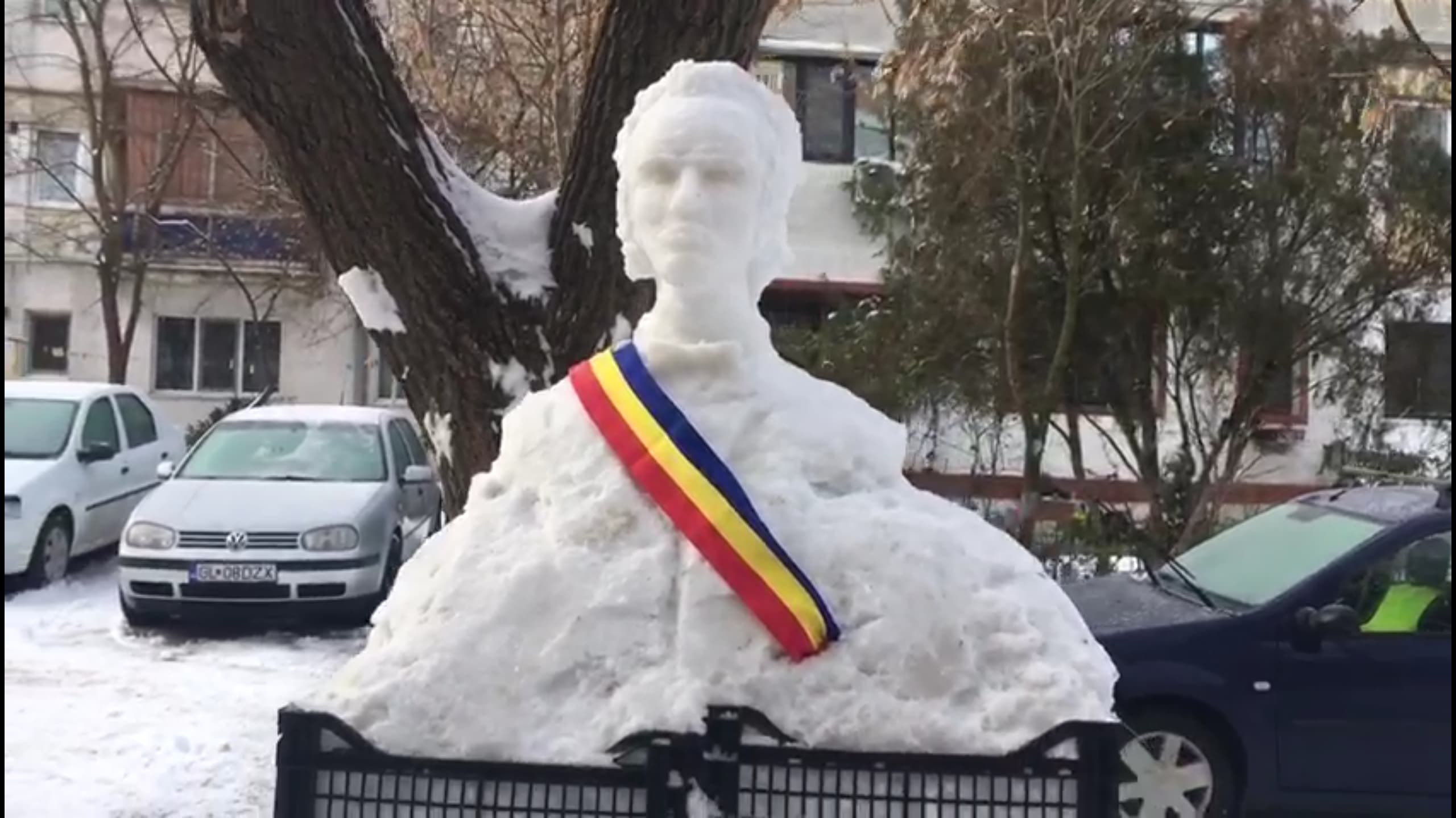 Bustul lui Mihai Eminescu, sculptat în zăpadă de un pensionar din Galați. "Mulţi copii habar nu au cine a fost Eminescu"