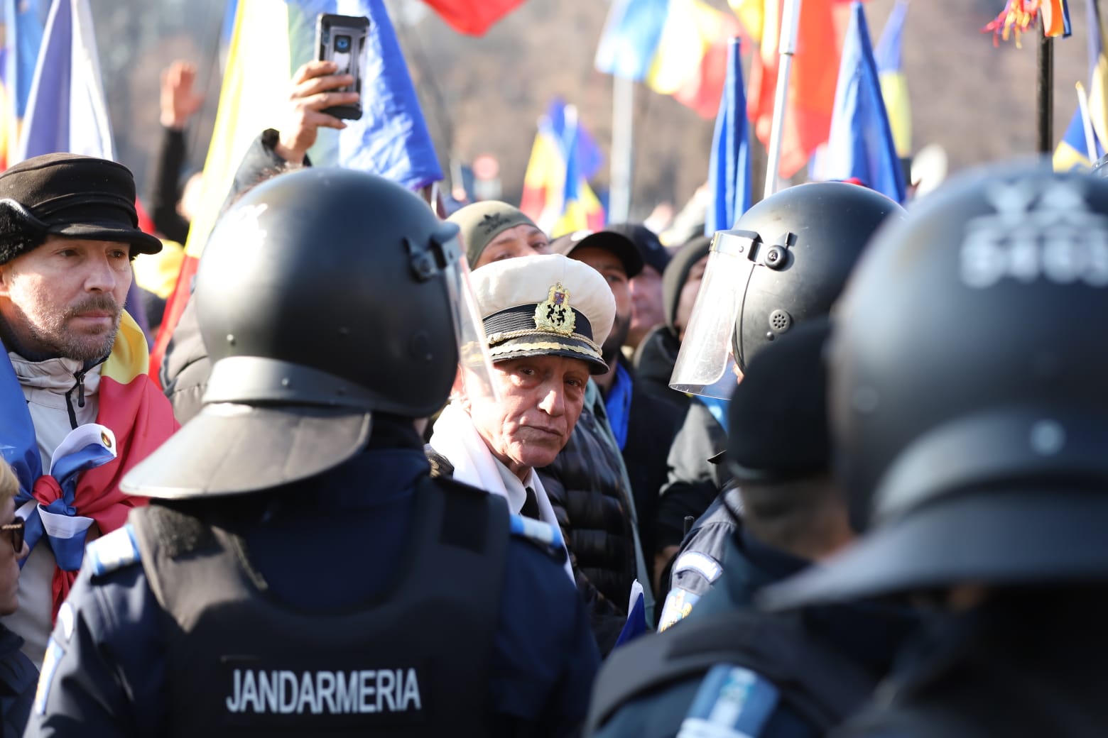 Patru dosare penale şi cinci amenzi, după protestul din Piaţa Victoriei. Jandarmii au folosit gaze lacrimogene