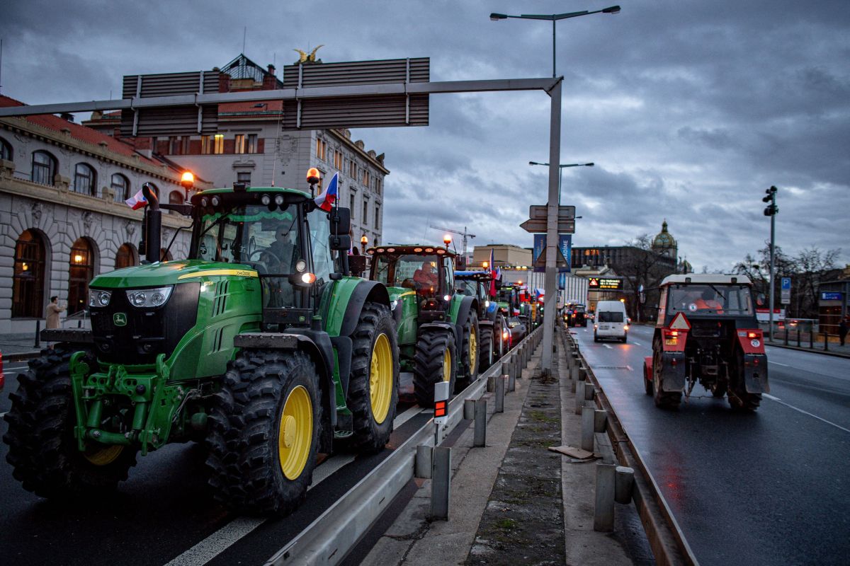 Protest al fermierilor din Cehia față de politicile agricole ale UE. Tractoare, în centrul orașului Praga