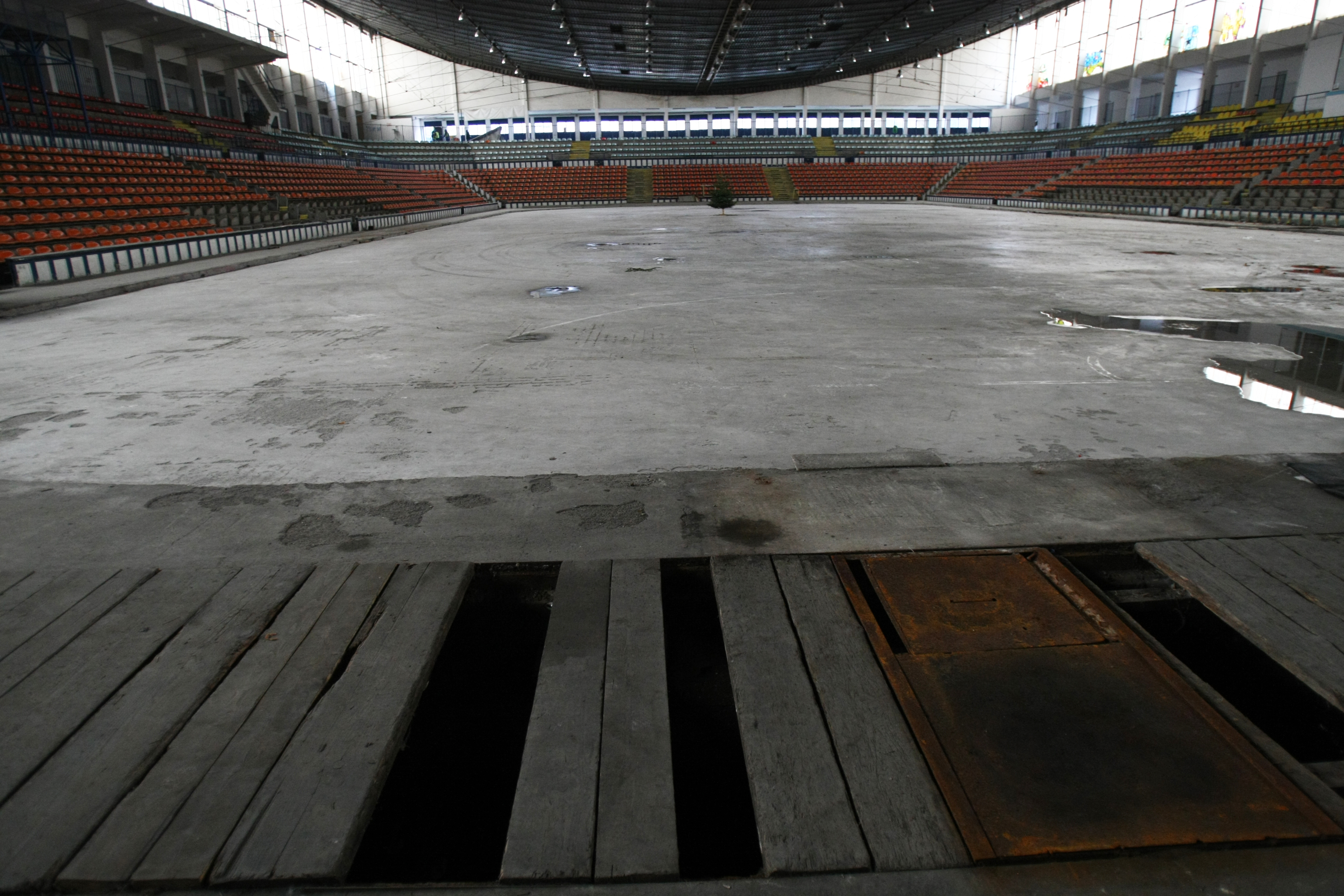 Patinoarul "Flamaropol" e o ruină. Reconstrucția întârzie / GALERIE FOTO
