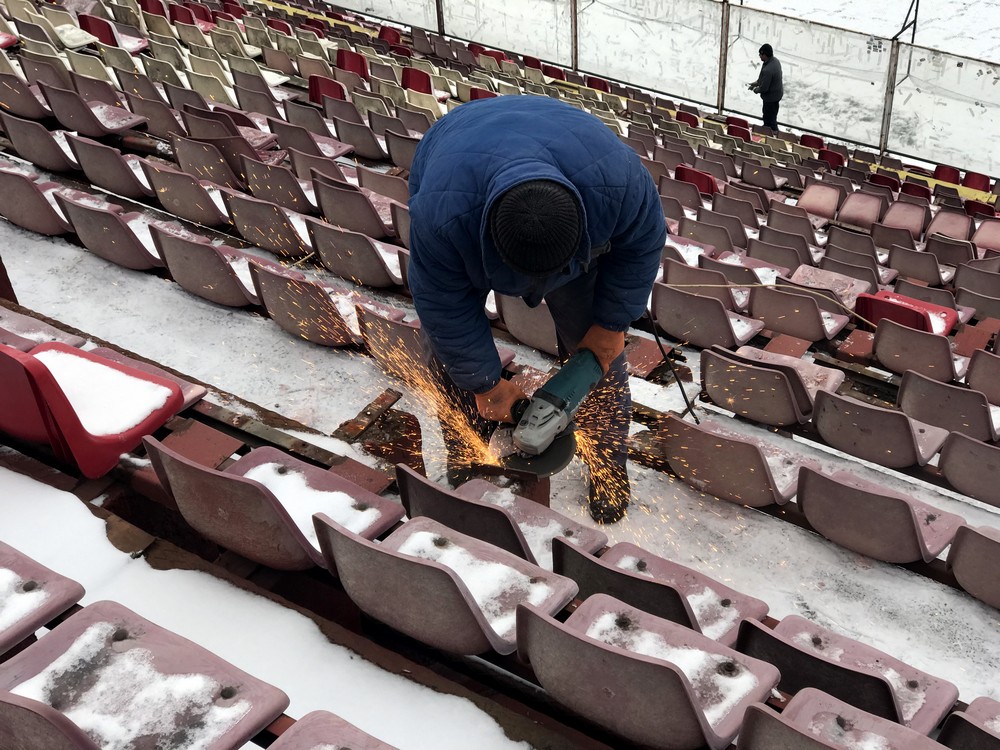 Taie Giuleștiul cu flexul! Stadionul a intrat în procesul de demolare, muncitorii lucrează de zor, iar primele scaune au fost scoase de pe arena de lângă podul Grant