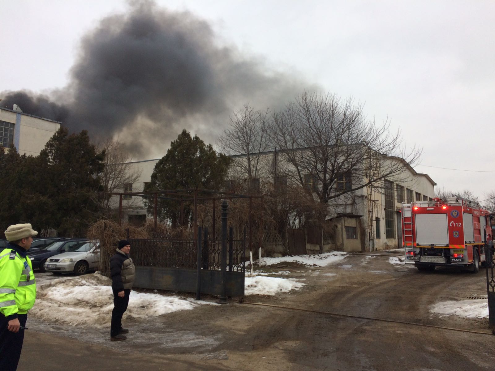 Incendiu puternic în Botoșani. Pericol de explozie GALERIE FOTO