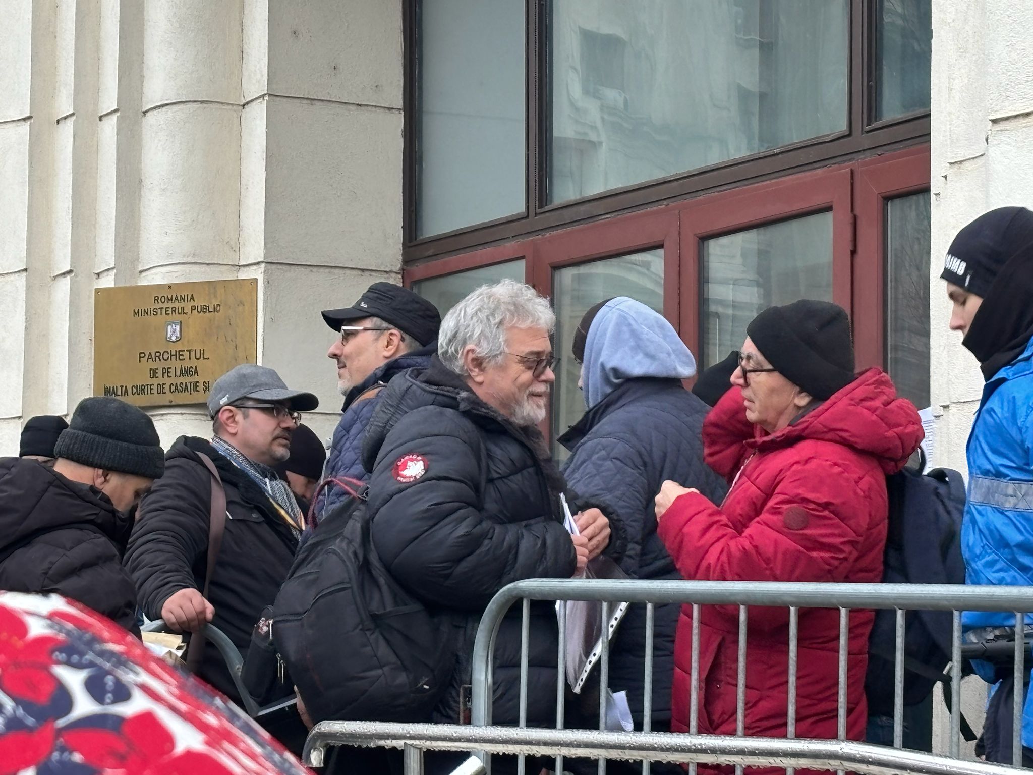 În „Valul Democrației” al susținătorilor lui Călin Georgescu: „Să se aleagă praful de tine, dacă nu scrii adevărul!” 