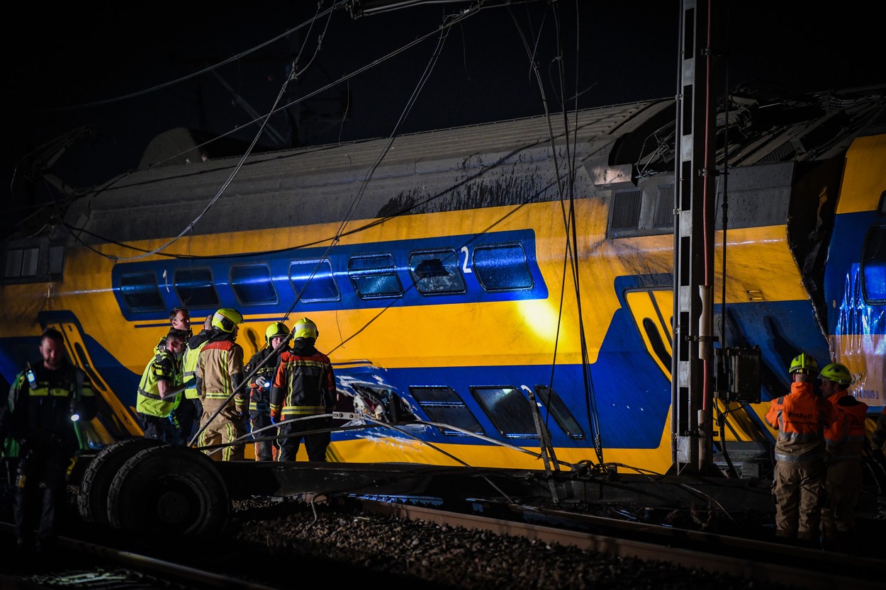Un tren de călători a deraiat și a luat foc în Olanda. Cel puțin un deces și 30 de răniți