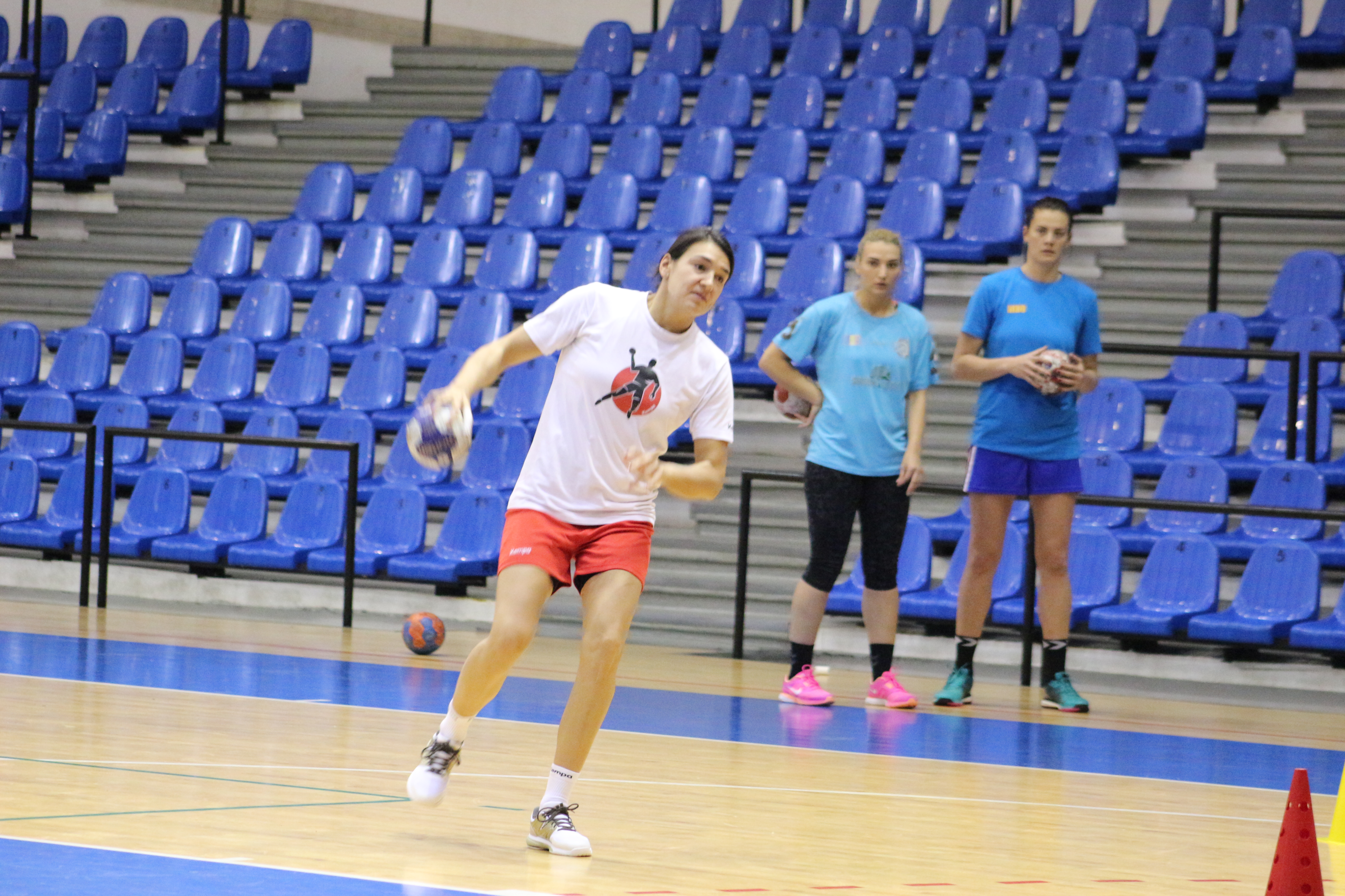 Ola-Rio! Fetele din naționala de handbal pregătesc la Ploiești calificările europene și turneul olimpic. Cristina Neagu era să se accidenteze! FOTO&VIDEO