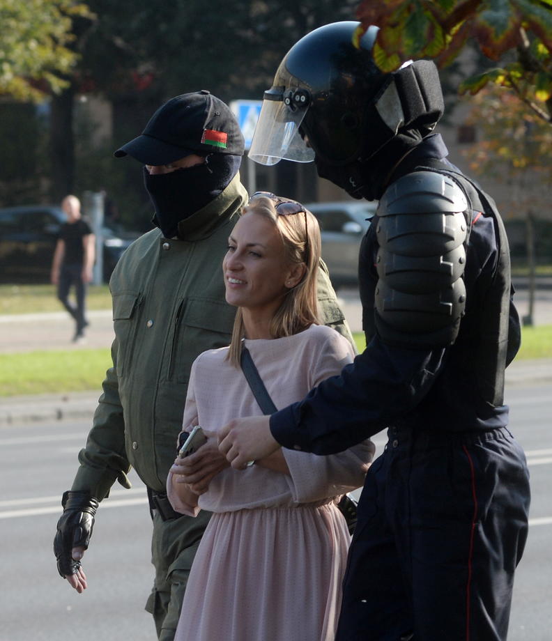 FOTO | Intervenție în forță a poliției din Belarus la o manifestație pașnică a femeilor care protestau față de președintele Lukașenko