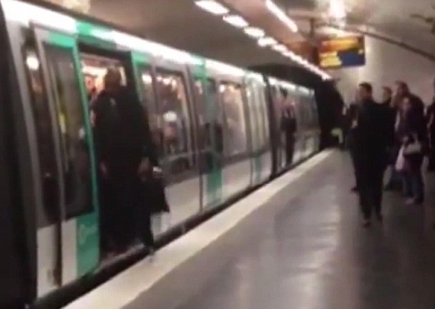 ”Suntem rasiști, suntem rasiști și ne place”. Scene incredibile în Paris / FOTO&VIDEO
