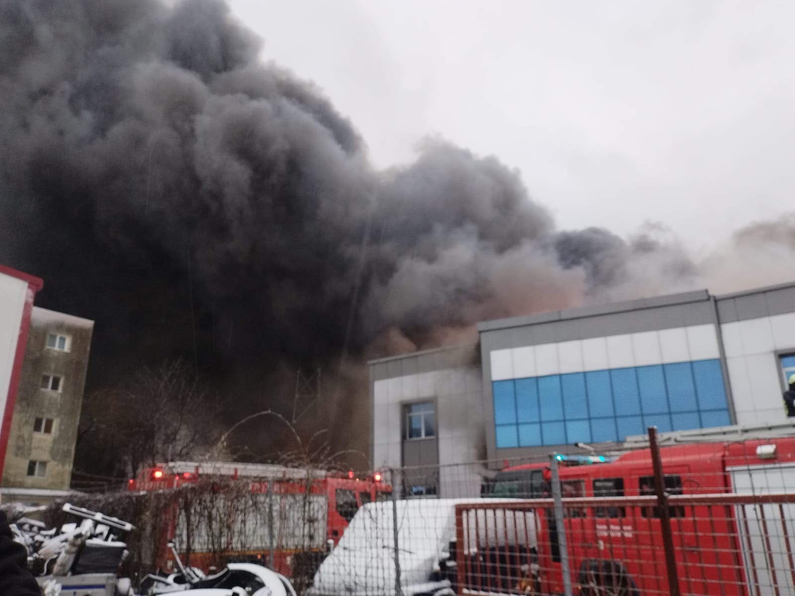 Incendiu puternic la un depozit din Voluntari. Zeci de persoane, evacuate dintr-un bloc din apropiere. A fost emis un mesaj RO-Alert