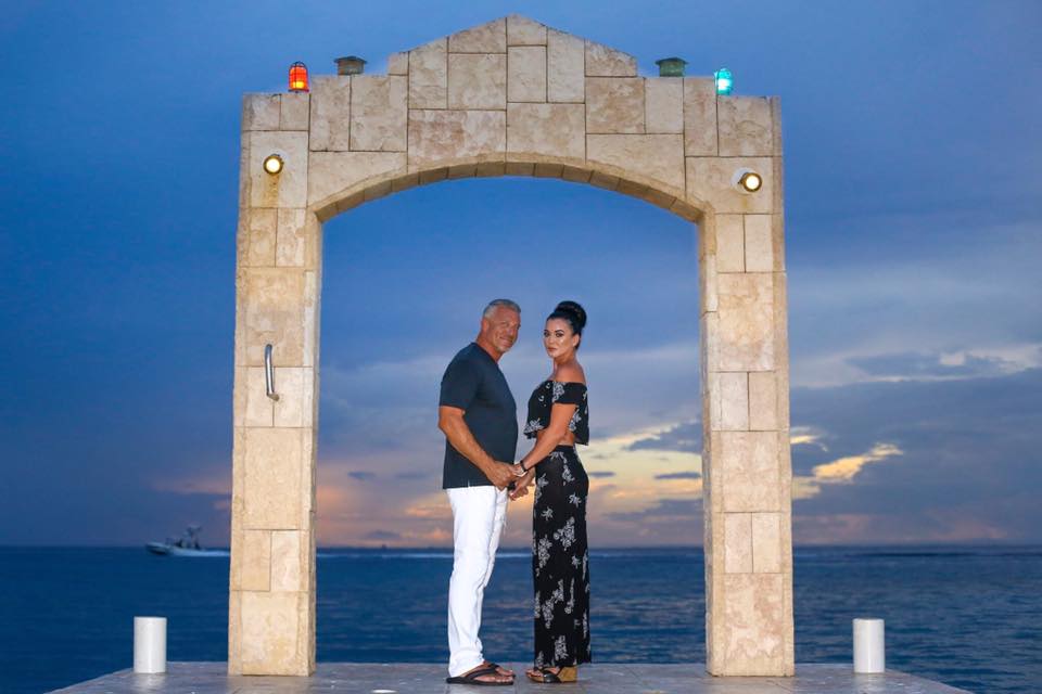FOTO/ S-a măritat cu tatăl celei mai bune prietene, de două ori mai bătrân decât ea! Acum, cei trei pleacă împreună în vacanță!