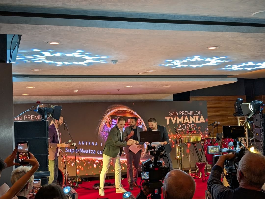 Moment inedit la Premiile TVmania: Shurubel și Bogdan Ciudoiu de la PRO TV au oferit un premiu pentru „SuperNeatza cu Răzvan și Dani”, emisiune de la Antena 1