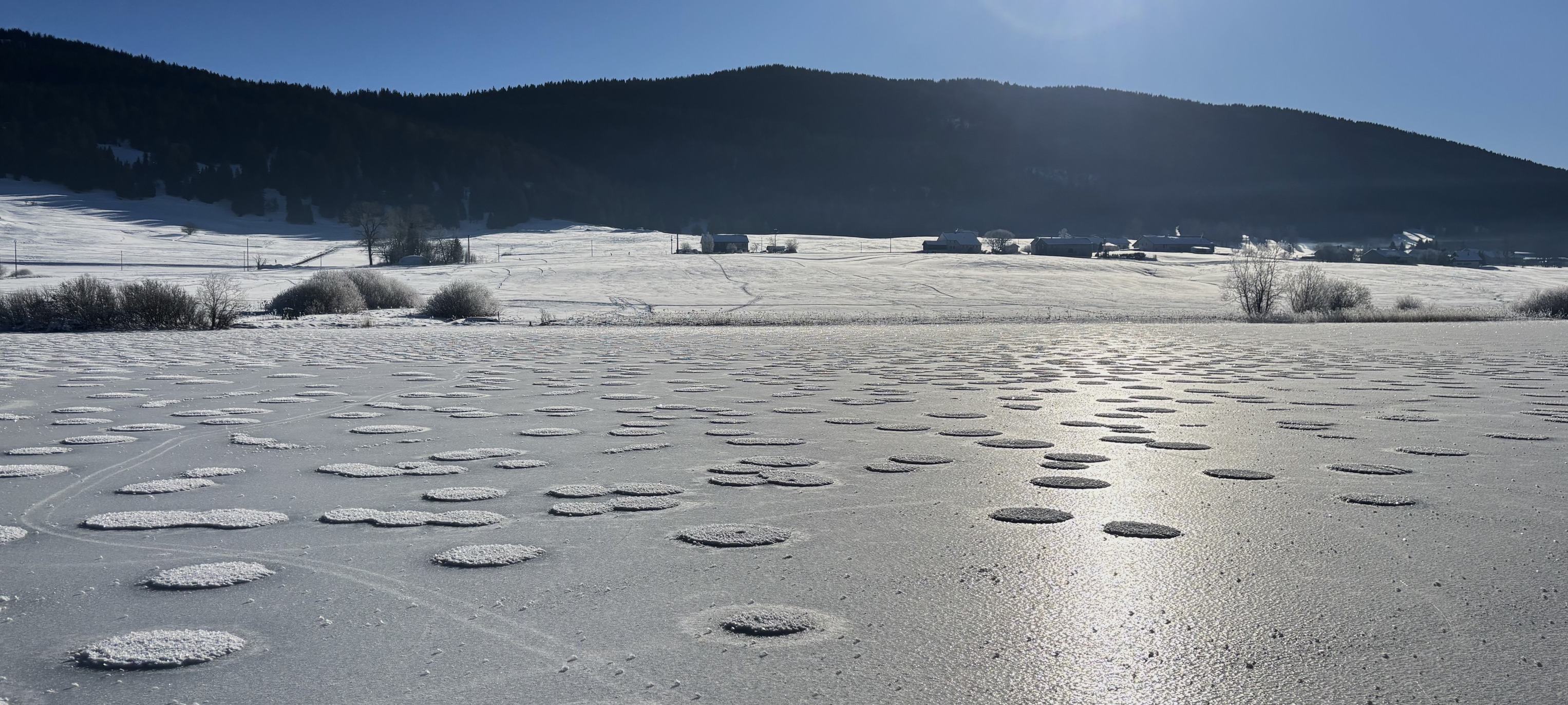 Fenomen rar și uluitor apărut în Franța, pe un lac înghețat. Ce sunt „clătitele de zăpadă” și cum se formează 