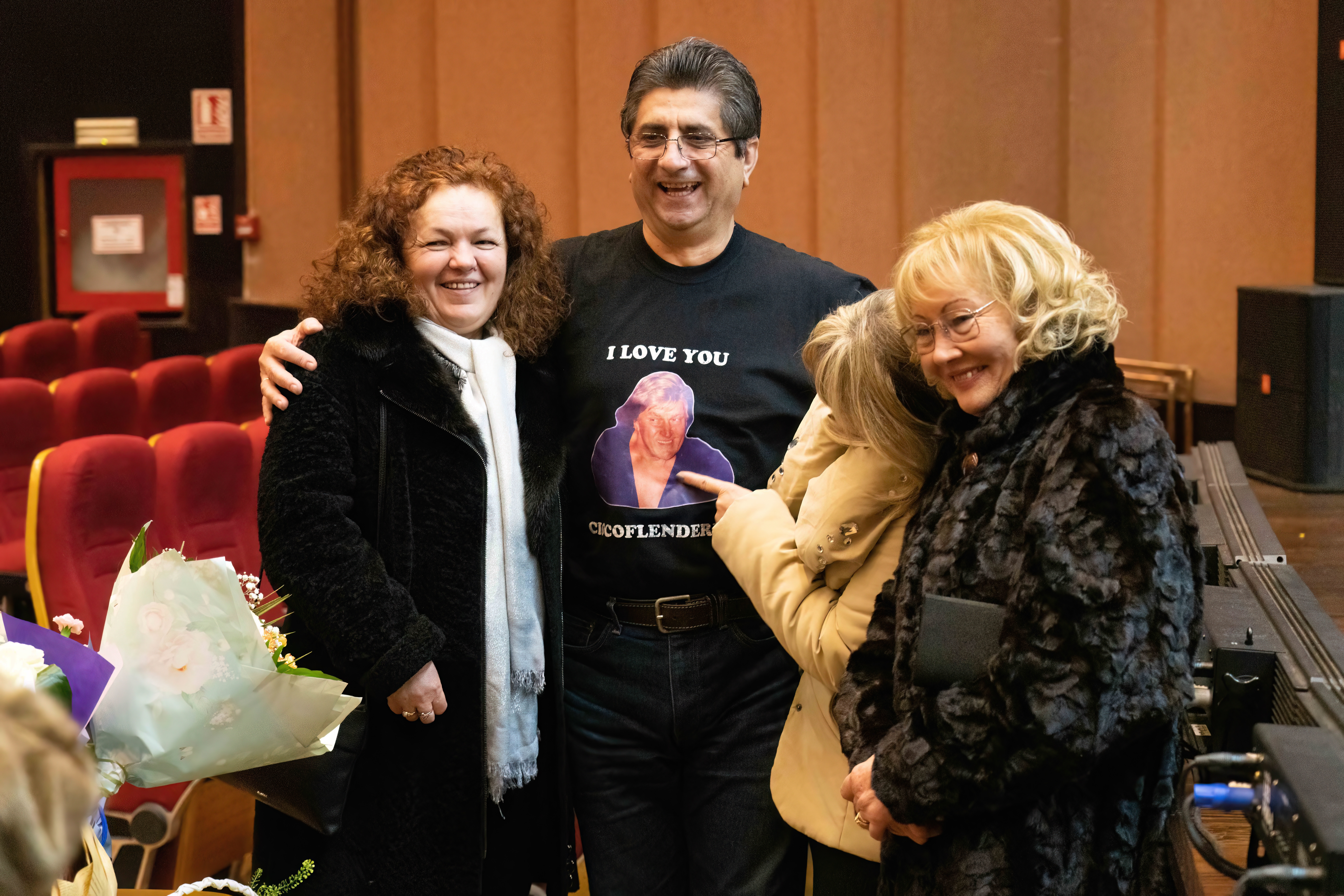 Florin Piersic a sărbătorit 87 de ani pe scenă, la Cluj. Fanii au venit cu tricouri cu Mărgelatu și „I love you, ciocoflendere”. „Nu-i o vârstă atât de frumoasă”