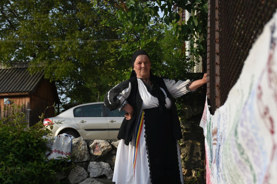 GALERIE FOTO/ Din dragoste pentru Eminescu. A stat trei ani să coasă versurile poeziei «Luceafărul» pe o pânză de șapte metri lungime