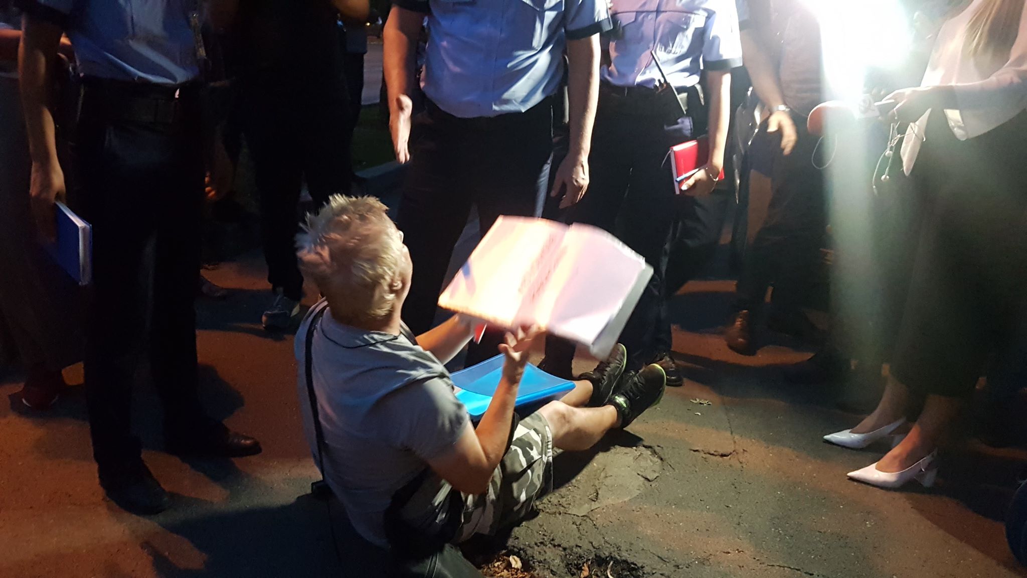 VIDEO | Protestatarul Marian Moroșanu, zis Ceaușescu, a fost încătușat în fața sediului PSD! „Mi-e rău, m-ai apăsat pe inimă!”