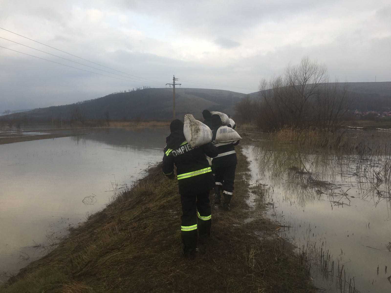 UPDATE: Digul de la Căpeni a rezistat orelor critice. Alerta se menține în zonă/FOTO&VIDEO