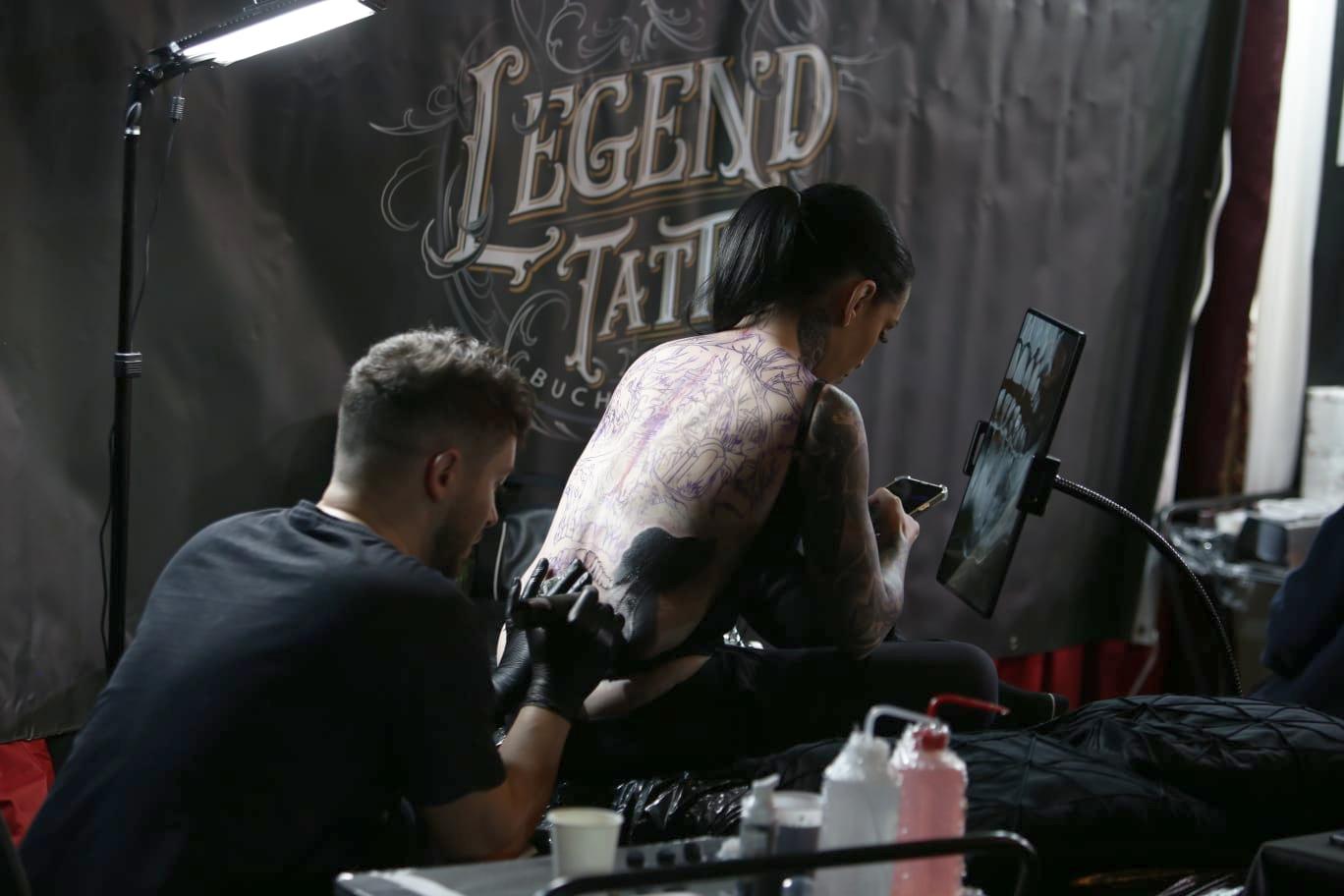 120 de tatuatori din întreaga lume au ajuns la București. Sesiuni de tatuare live, concerte și artă pe piele | FOTO