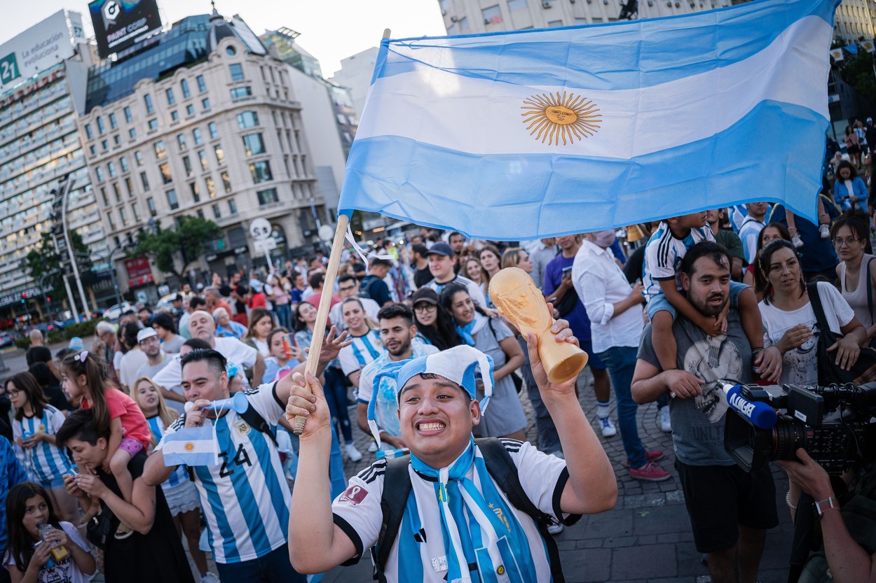 Spectacol pe străzile din Buenos Aires. Fanii s-au adunat în centru și așteaptă trofeul, după 36 de ani
