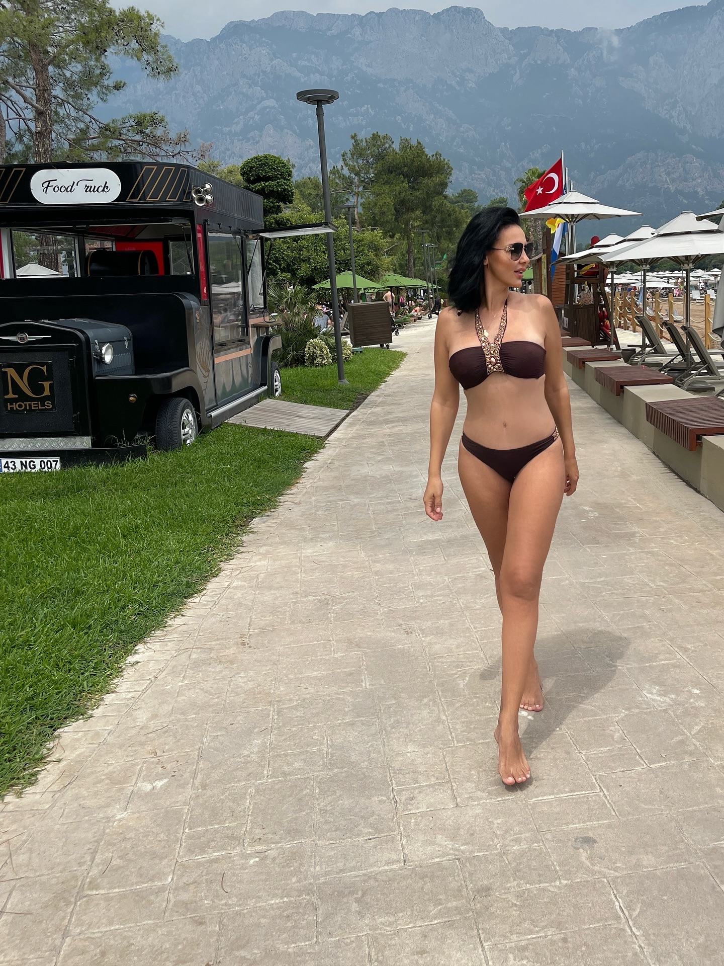 Imagini cu Lavinia Pîrva în costum de baie. Cum a apărut soția lui Ștefan Bănică Jr. la plajă, alături de băiețelul ei