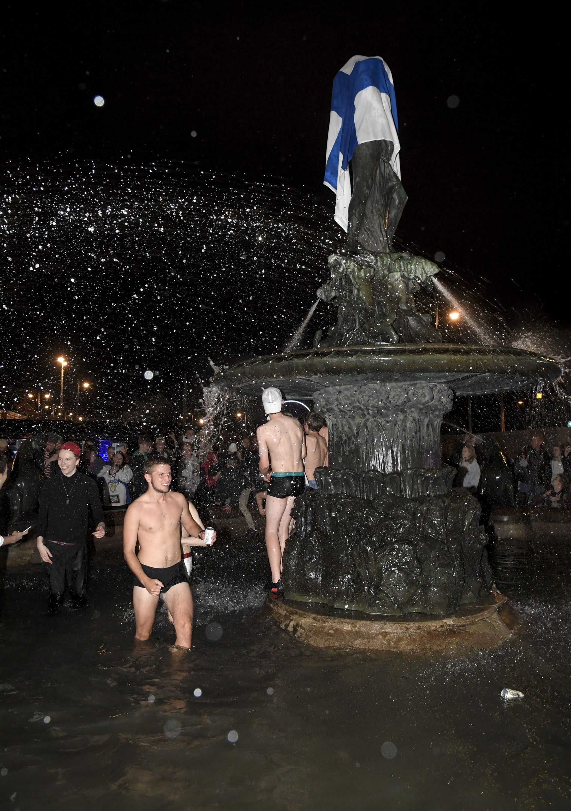 Finlandezii au sărbătorit în chiloți titlul mondial la hochei | GALERIE FOTO&VIDEO