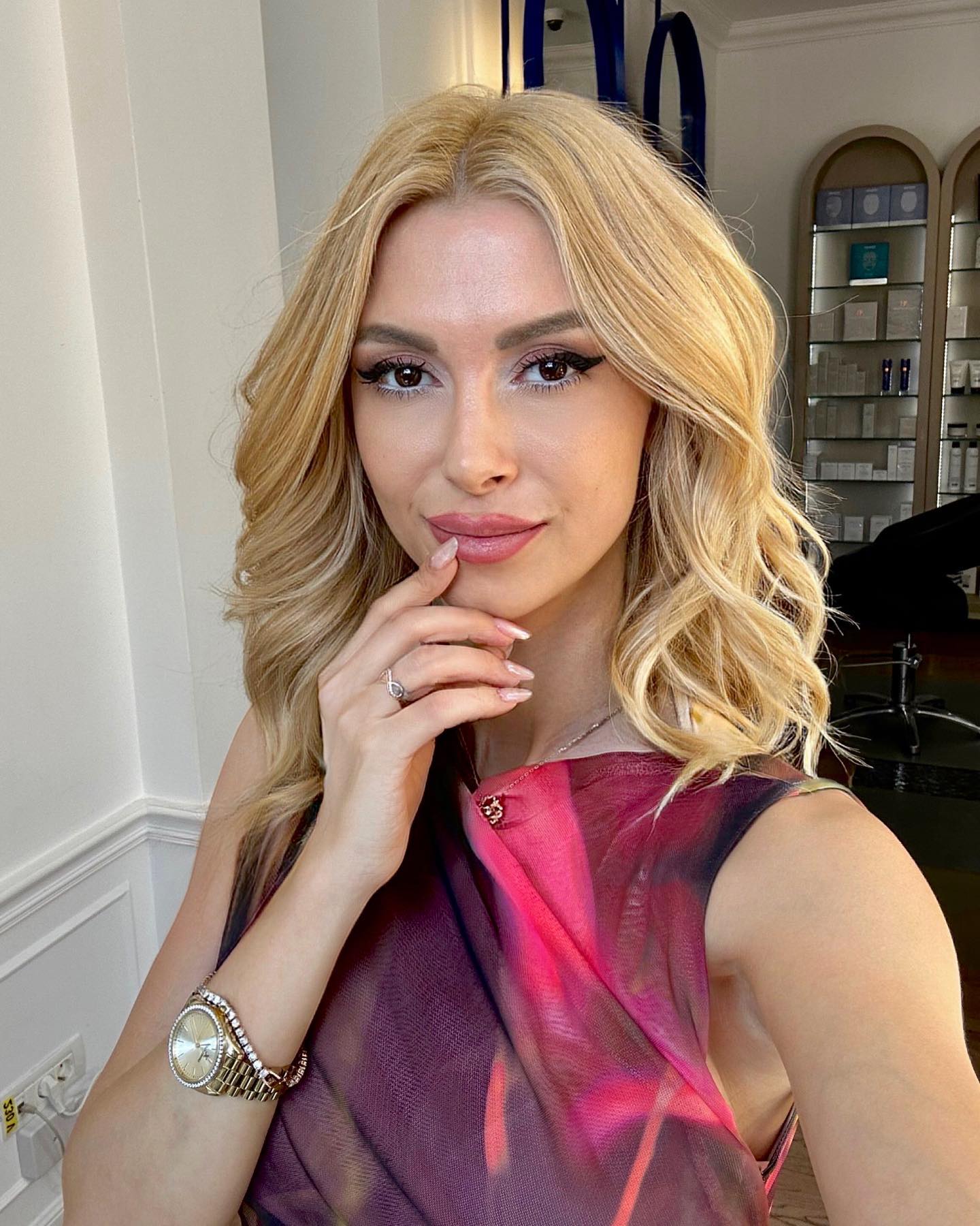 Andreea Bălan, moment stânjenitor la concert. Artista a căzut pe scenă, în fața fanilor săi VIDEO