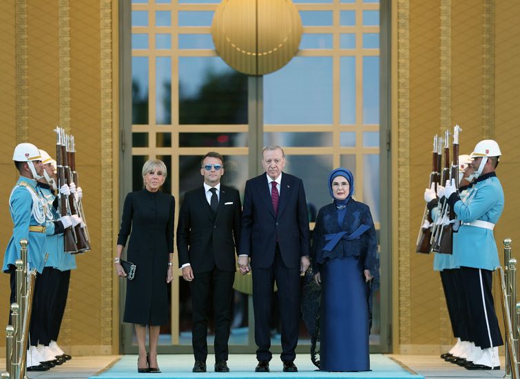 Emmanuel Macron, moment stânjenitor la întâlnirea cu soția lui Erdoğan, la Summitul NATO de la Ankara. Gestul nepotrivit făcut de președintele Franței