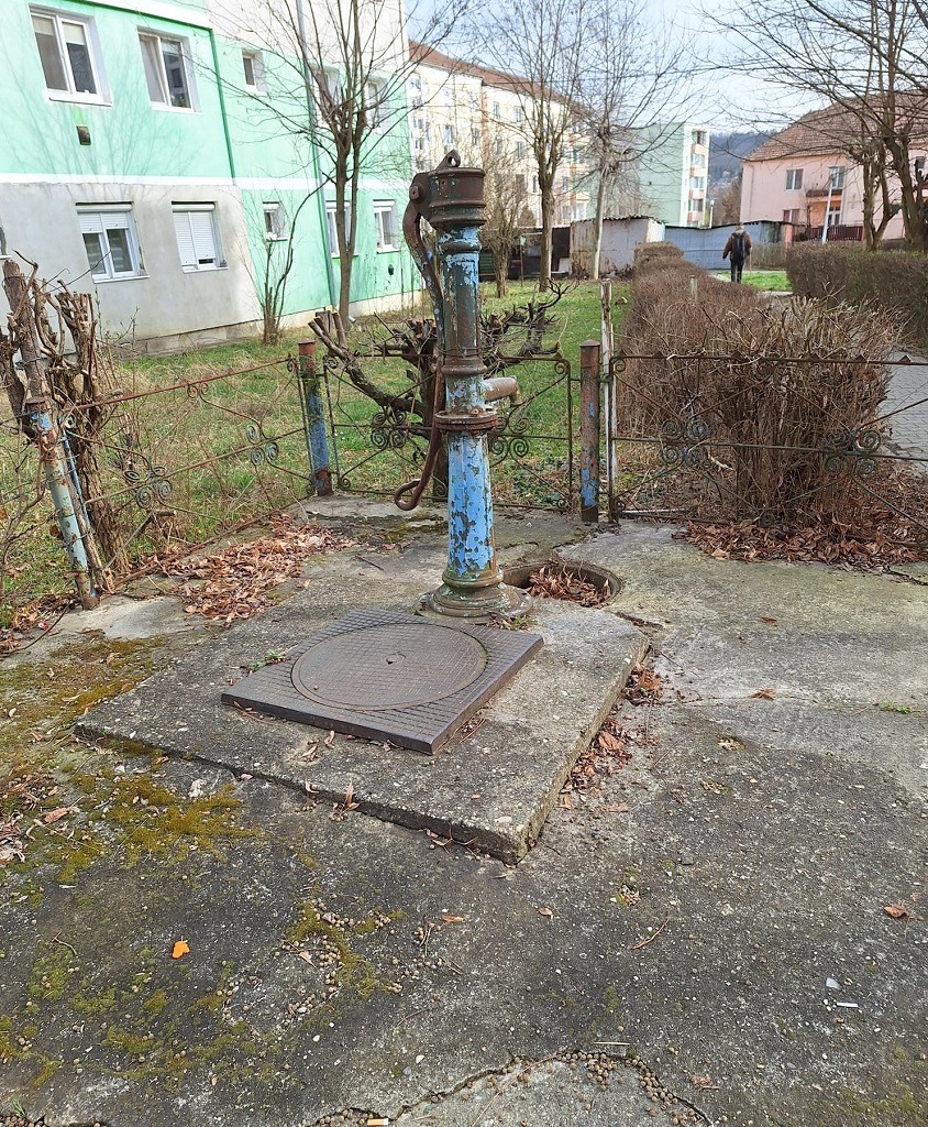 Un român stabilit în Austria de 17 ani s-a întors acasă, ca să repare cișmelele din orașul natal: „Când le vezi în starea actuală, cazi în depresie”