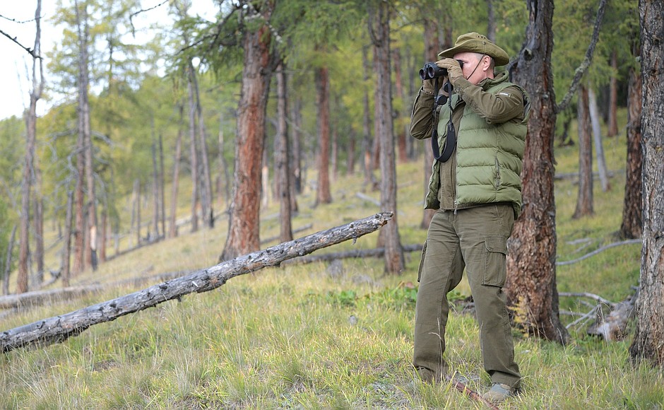 Putin s-a relaxat în taiga, înainte de ziua sa de naștere. A cules ciuperci și fructe de pădure și a mâncat la un foc de tabără