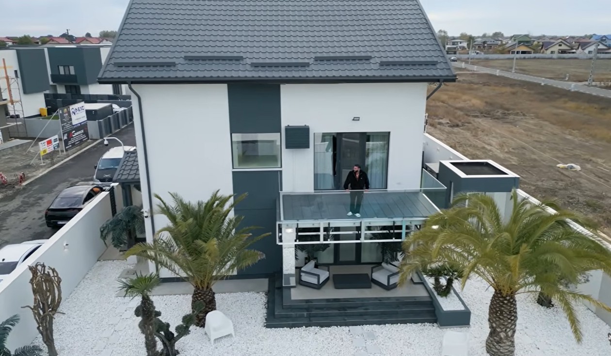 Imagini cu casa din Domnești în care locuiește Dorian Popa. Artistul a renovat-o complet