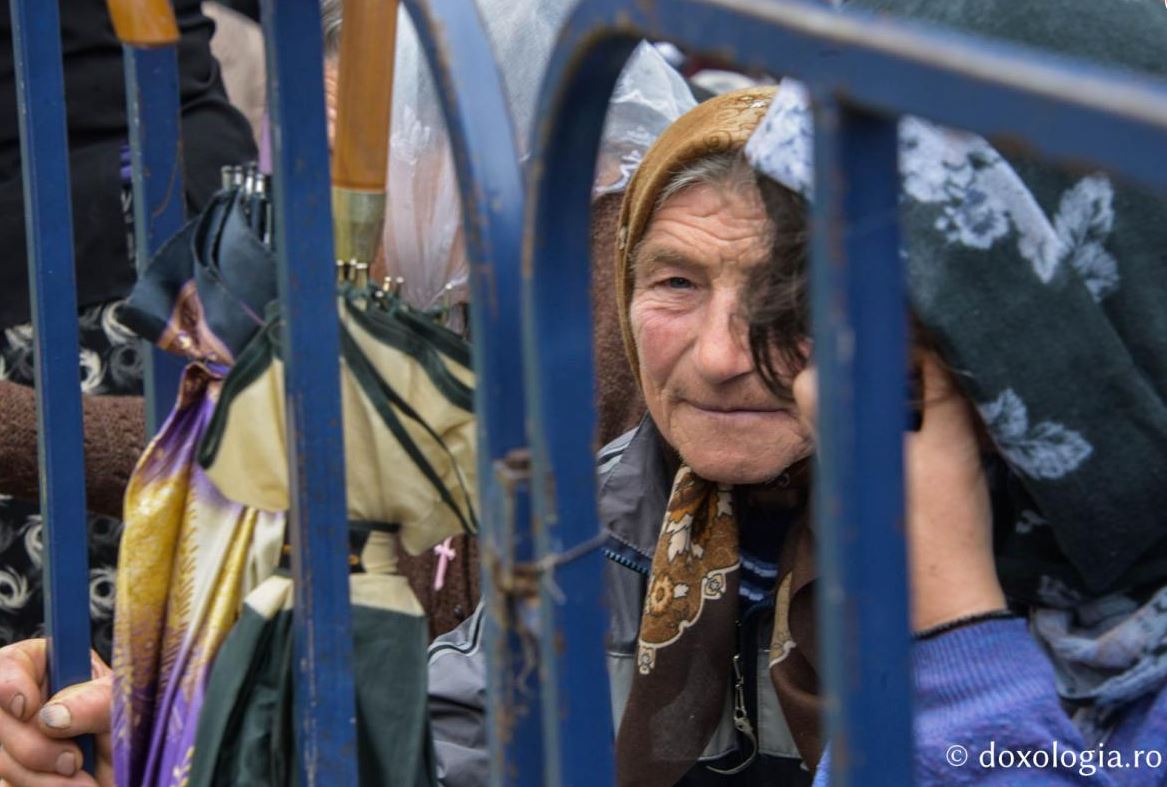 Zeci de mii de oameni, la slujba de Sfânta Maria la Mânăstirea Nicula. Se roagă la icoana Fecioarei Maria, considerată făcătoare de minuni