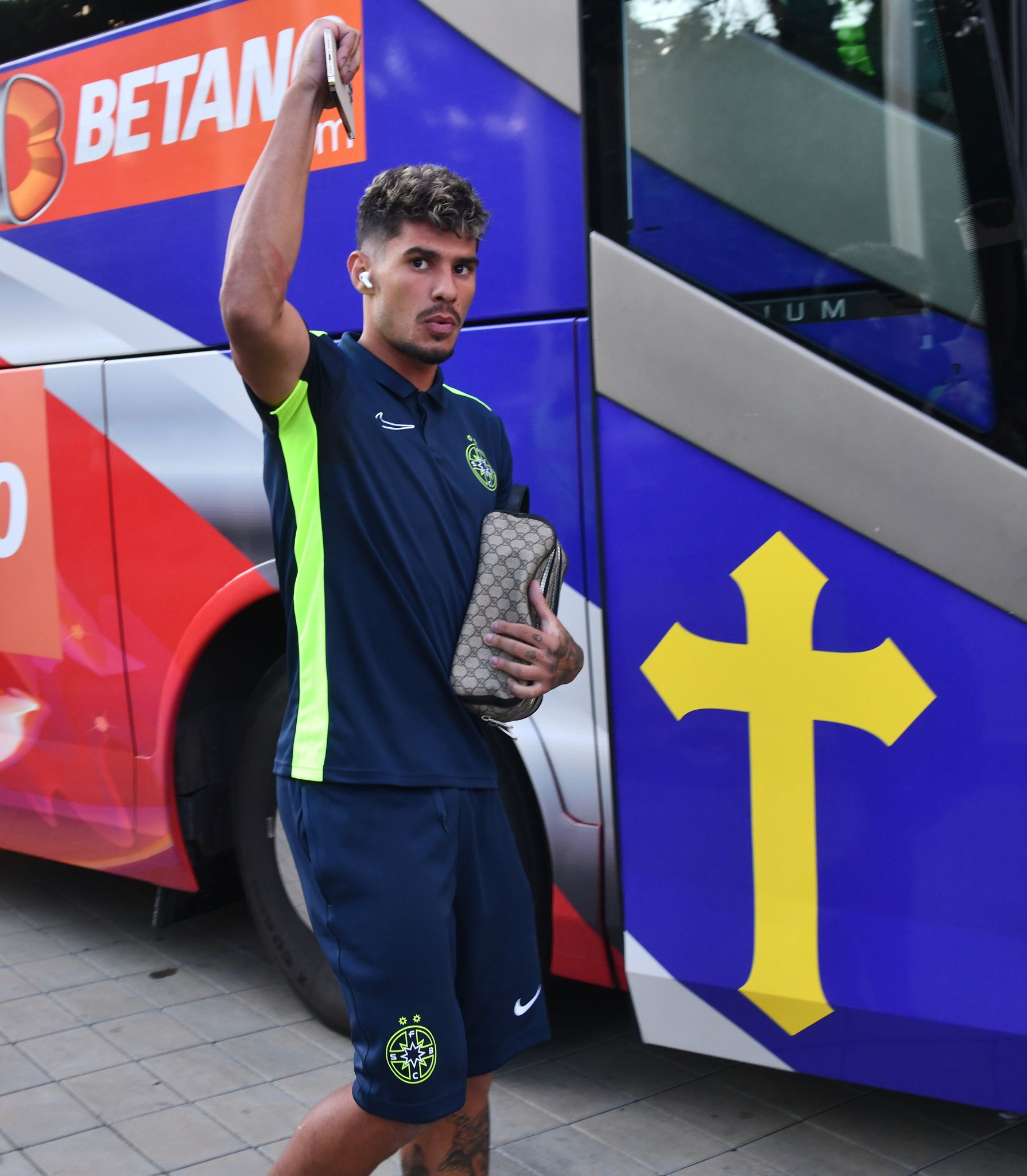 FCSB a învins Dinamo, în Derby de România. Au înscris vedetele Coman și Olaru, portughezul Gregorio a redus din handicap