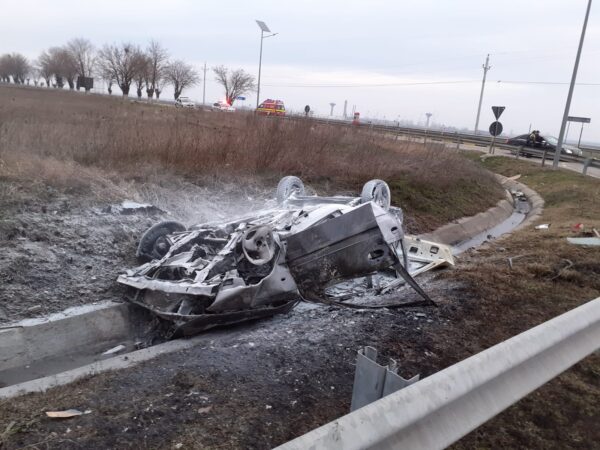 Un șofer a murit ars de viu, după ce mașina în care se afla s-a răsturnat și a luat foc pe Centura Caracal