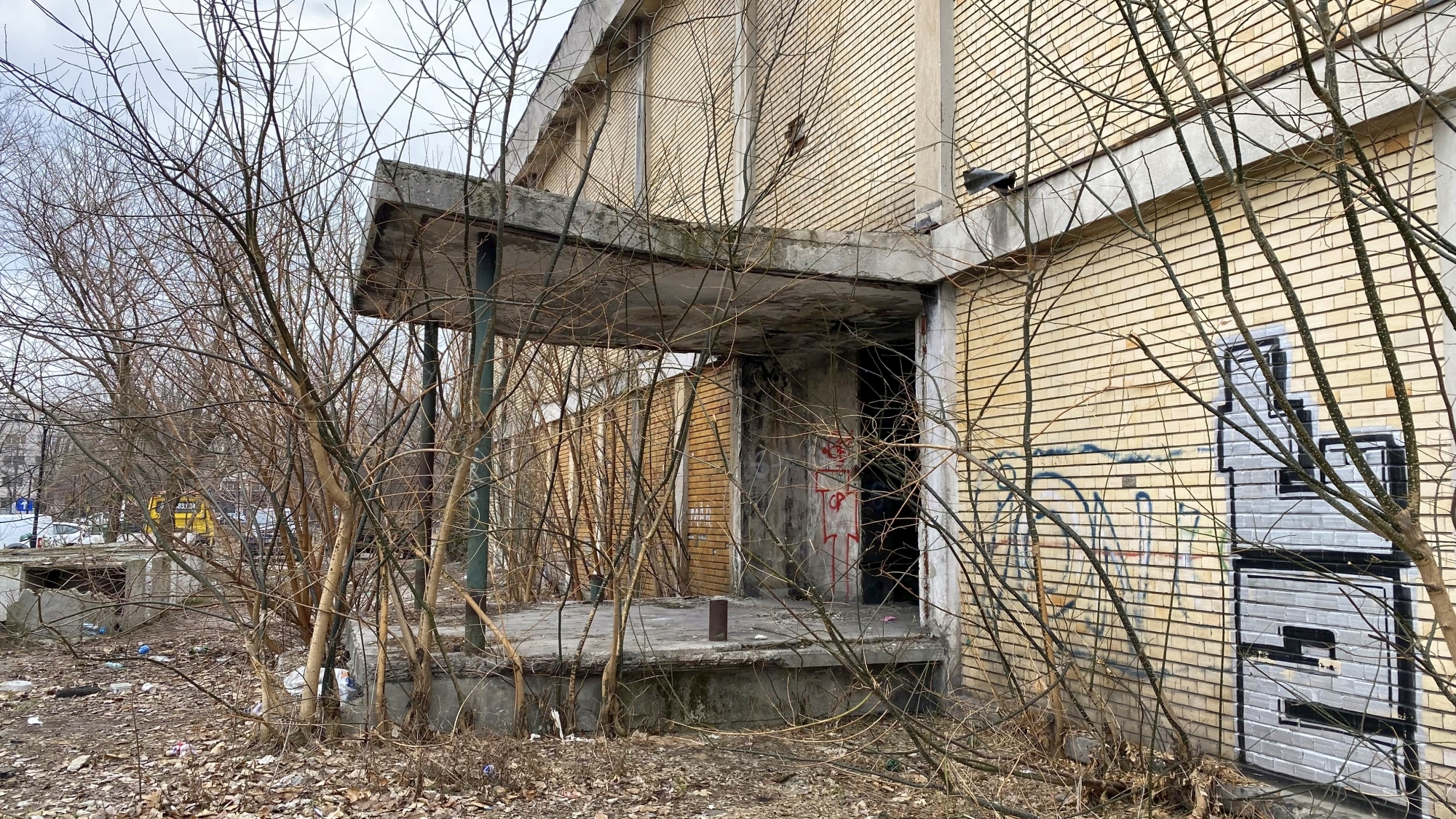 Cum arată la interior cinematograful Giulești, abandonat de autoritățile locale de mai bine de 20 de ani. Disputa dintre edili pe clădirea-simbol a cartierului