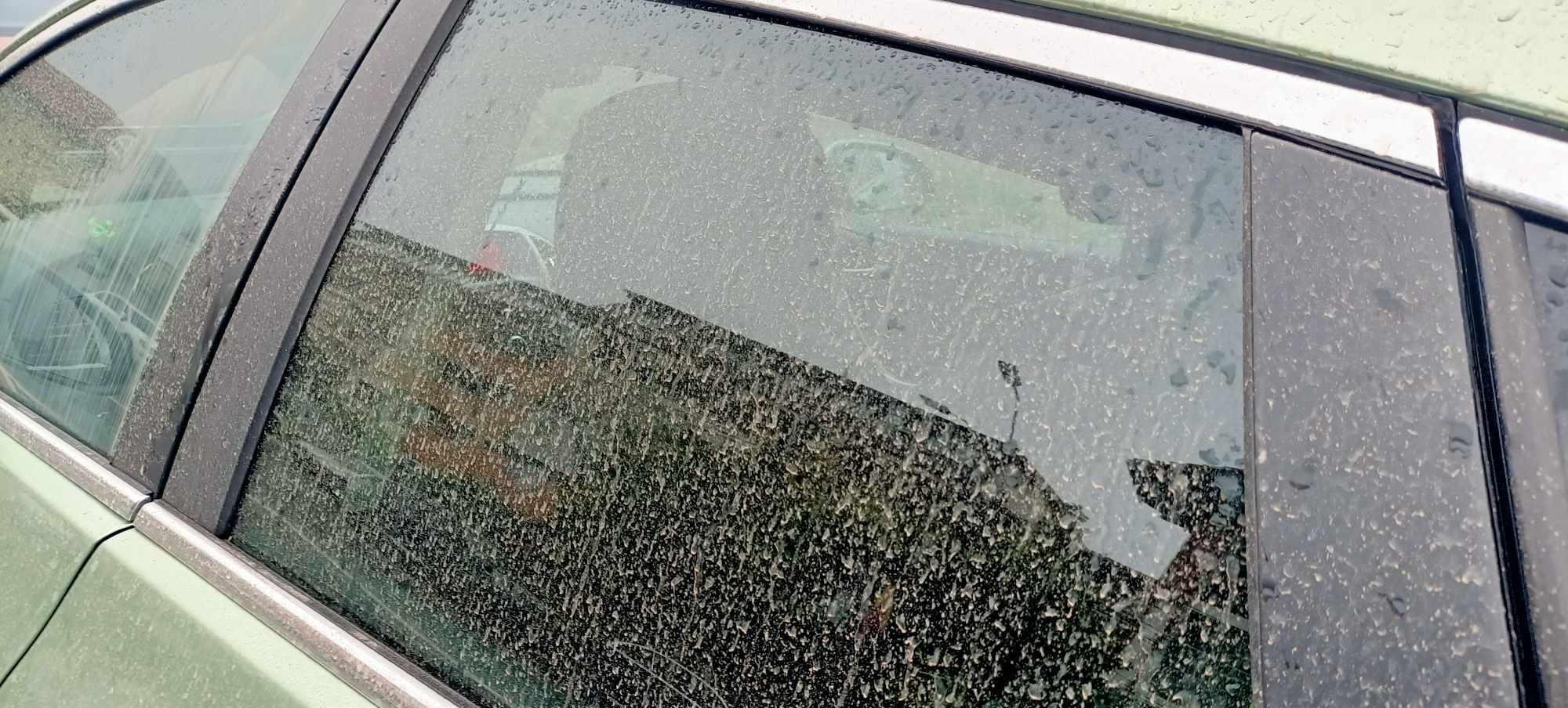 Praf saharian în România. Șoferii din mai multe zone ale țării și-au găsit azi mașinile acoperite de un strat roșiatic. FOTO