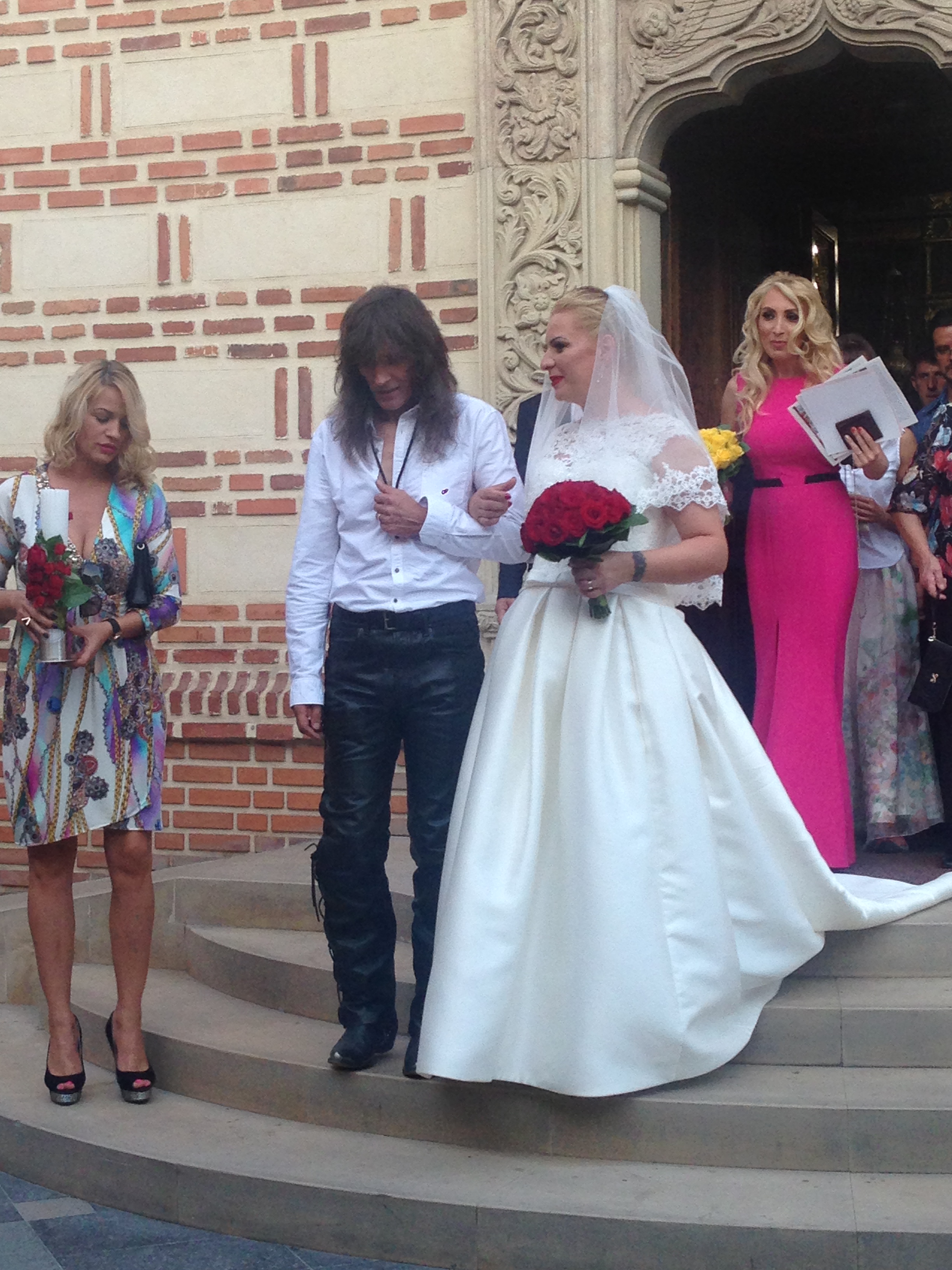 FOTO EXCLUSIV/ Așa nuntă nu a existat! Kempes, cel mai iubit solist rock, la altar în pantaloni de piele