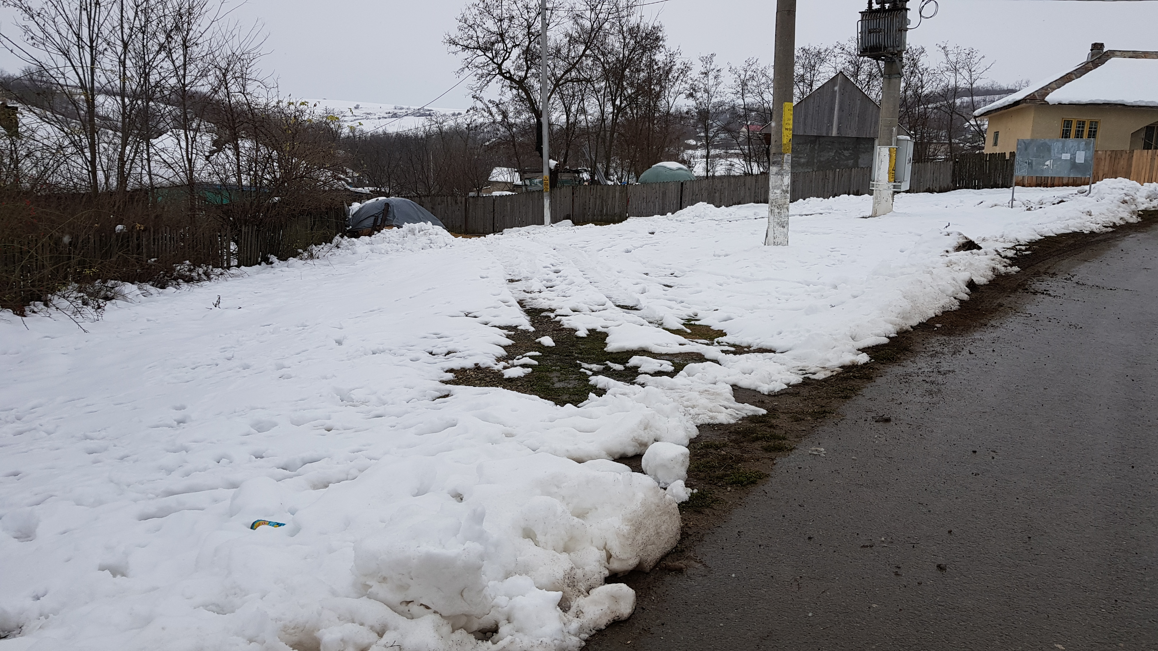 REPORTAJ/ Povestea din spatele unei fotografii virale: doi copii în picioarele goale pe stradă, în prag de iarnă. Zece suflete înghesuite într-o căsuță și lecția de demnitate cu care-și înfruntă soarta