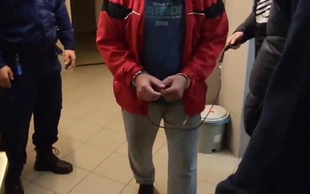 Postásnak álcázta magát a késes rabló! Ebből nagyobb baj is lehetett volna – videó