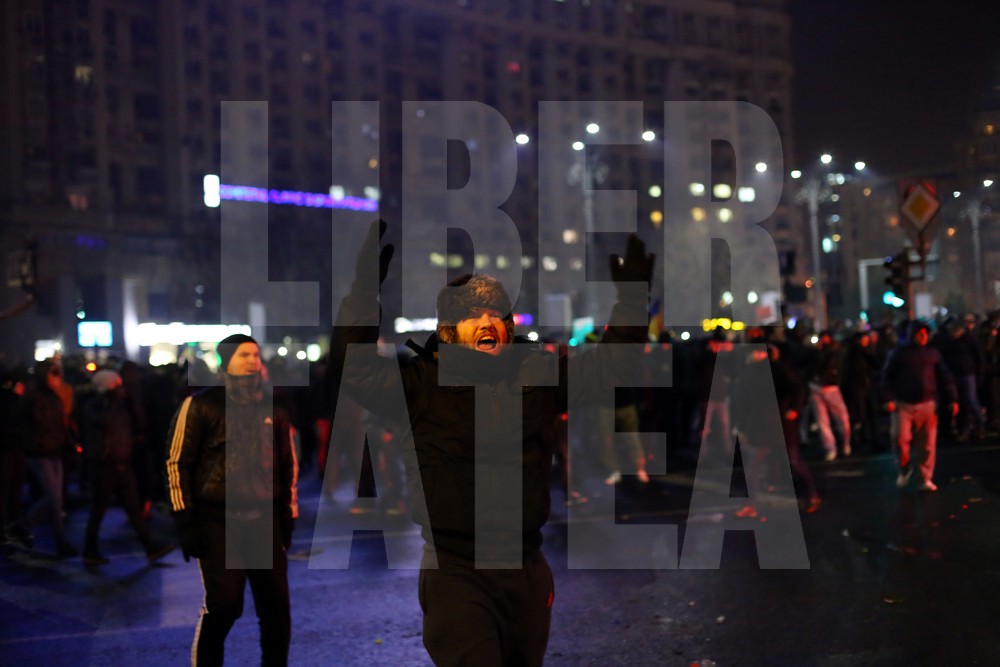 Violențe între ultrași și jandarmi, miercuri seară, în Capitală, pe finalul protestelor / FOTO & VIDEO