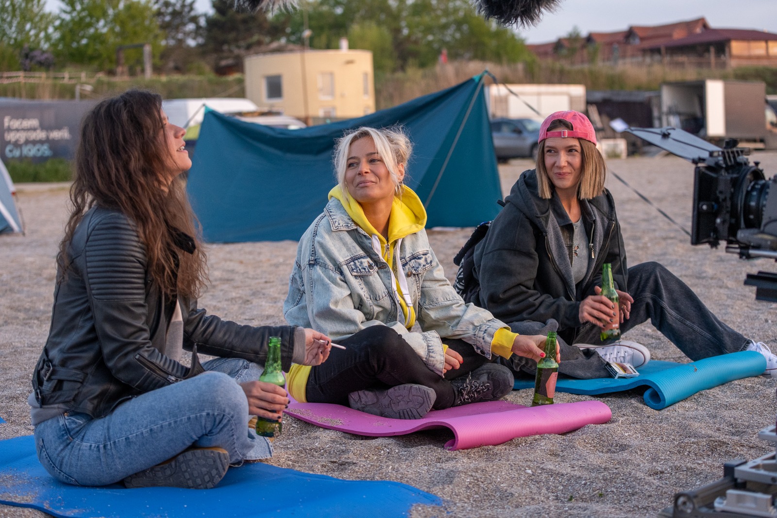 Adela Popescu îl bate pe Radu Vâlcan, soțul ei, în filmul „Retreat Vama Veche”. Imagini neașteptate din pelicula care va apărea în octombrie