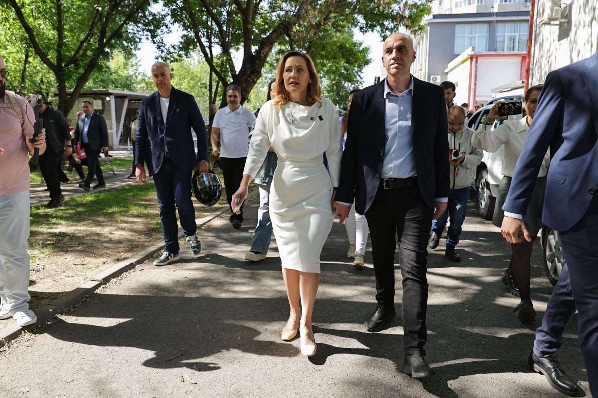 Elena Lasconi, îmbrăcată într-o rochie de 1.000 de lei la secția de votare. Cine i-a creat ținuta și cum a apărut alături de Cătălin Georgescu, soțul ei