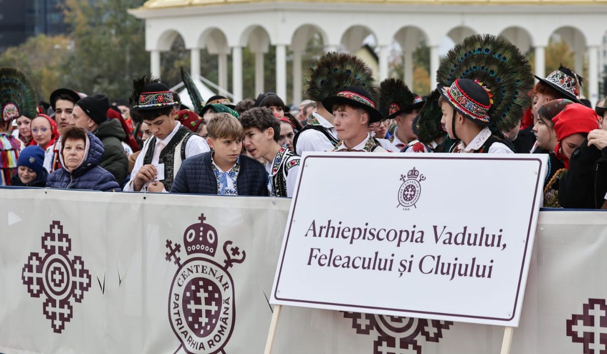 Ceremonia de sfințire a picturii Catedralei Mântuirii Neamului. Peste 12.500 de oameni, printre care Nicușor Dan, Ilie Bolojan, Traian Băsescu și Emil Constantinescu, au fost martori la citirea actului de sfințire