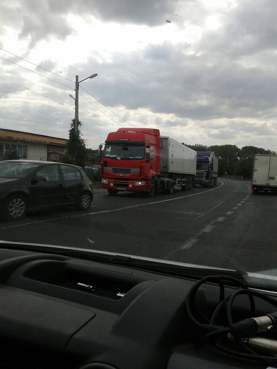 GALERIE FOTO/Un mort și patru răniți pe DN 2 E 85, în judeţul Vrancea, după ce două mașini s-au ciocnit