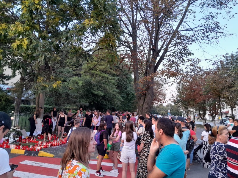 Nou protest cu sute de oameni în faţa maternităţii din Botoșani, după moartea Alexandrei. „Cei vinovați să nu mai profeseze”