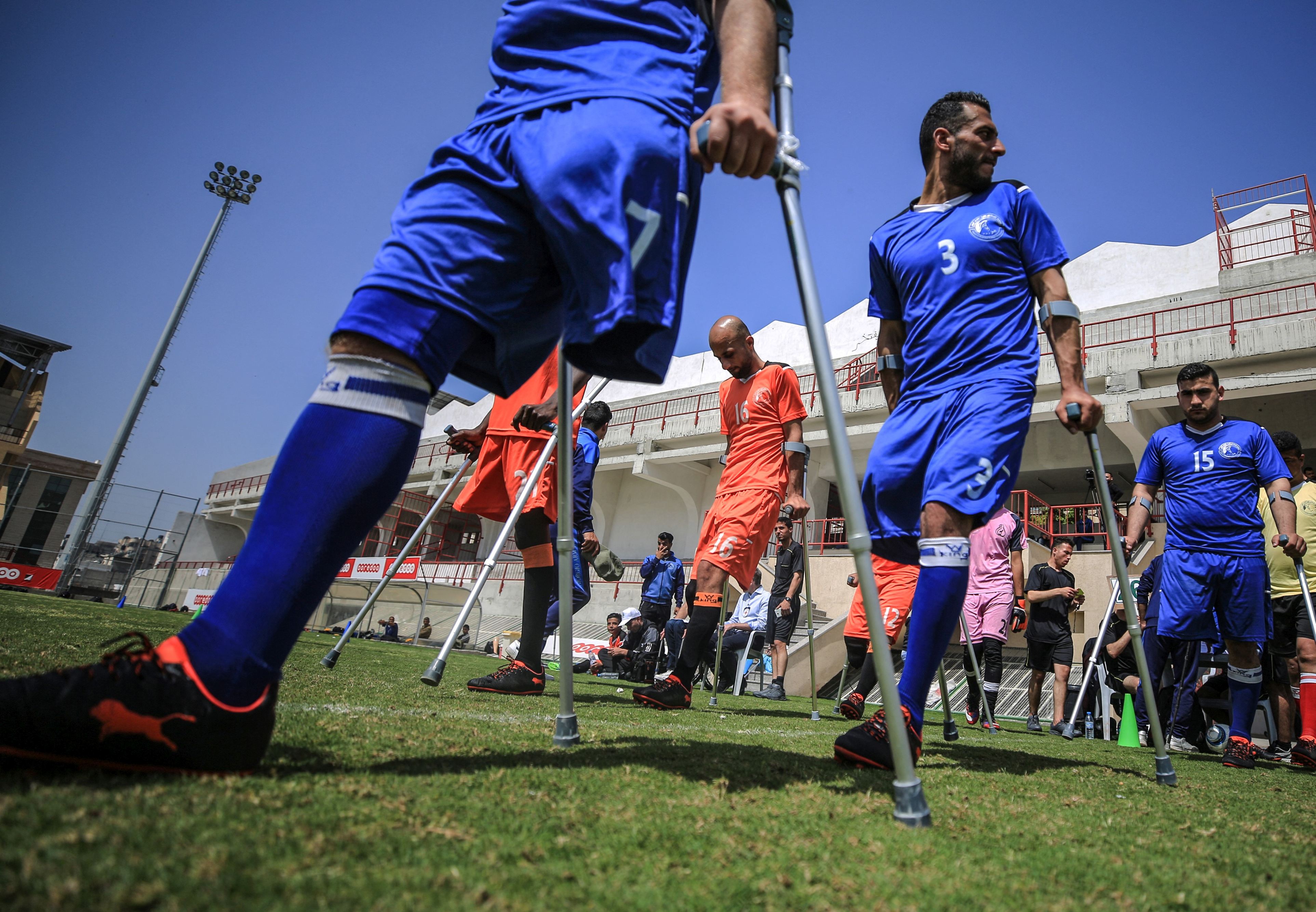 Bărbații din Gaza cu picioarele amputate își caută alinarea în fotbal | GALERIE FOTO