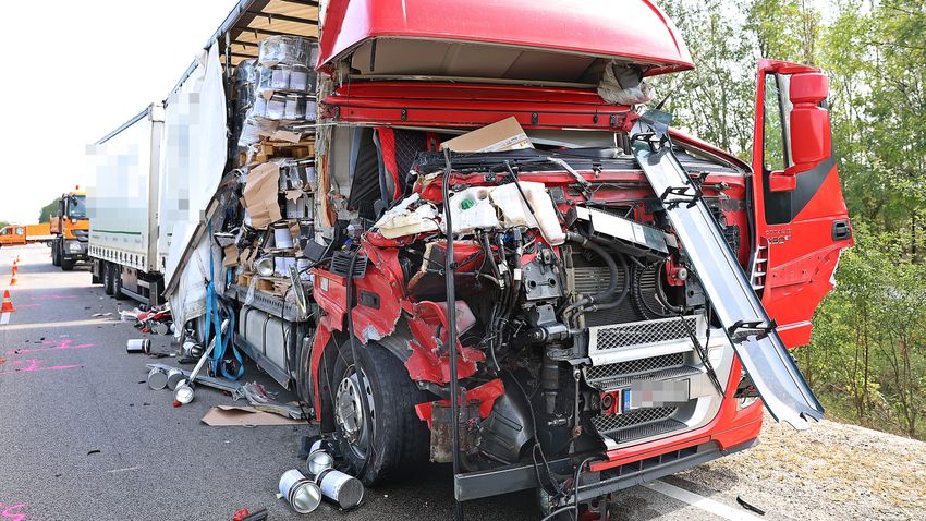Șofer român de TIR, scăpat miraculos cu viață dintr-un accident violent. Cabina a fost distrusă complet pe o autostradă din Ungaria