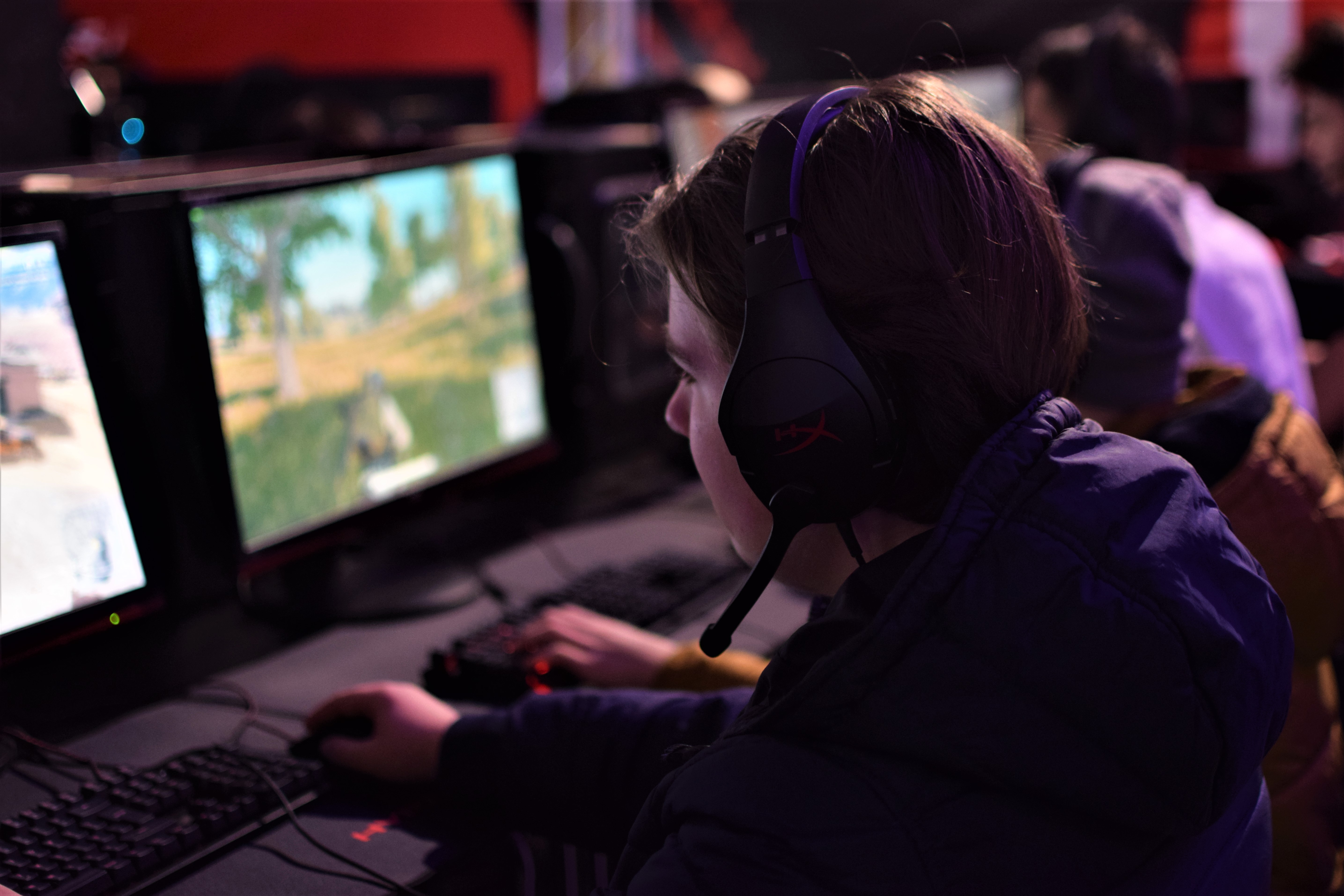 VIDEO&FOTO | Au mai mulți fani decât o vedetă, dar nu apar la TV. Secretele gamerilor și vlogărilor din România
