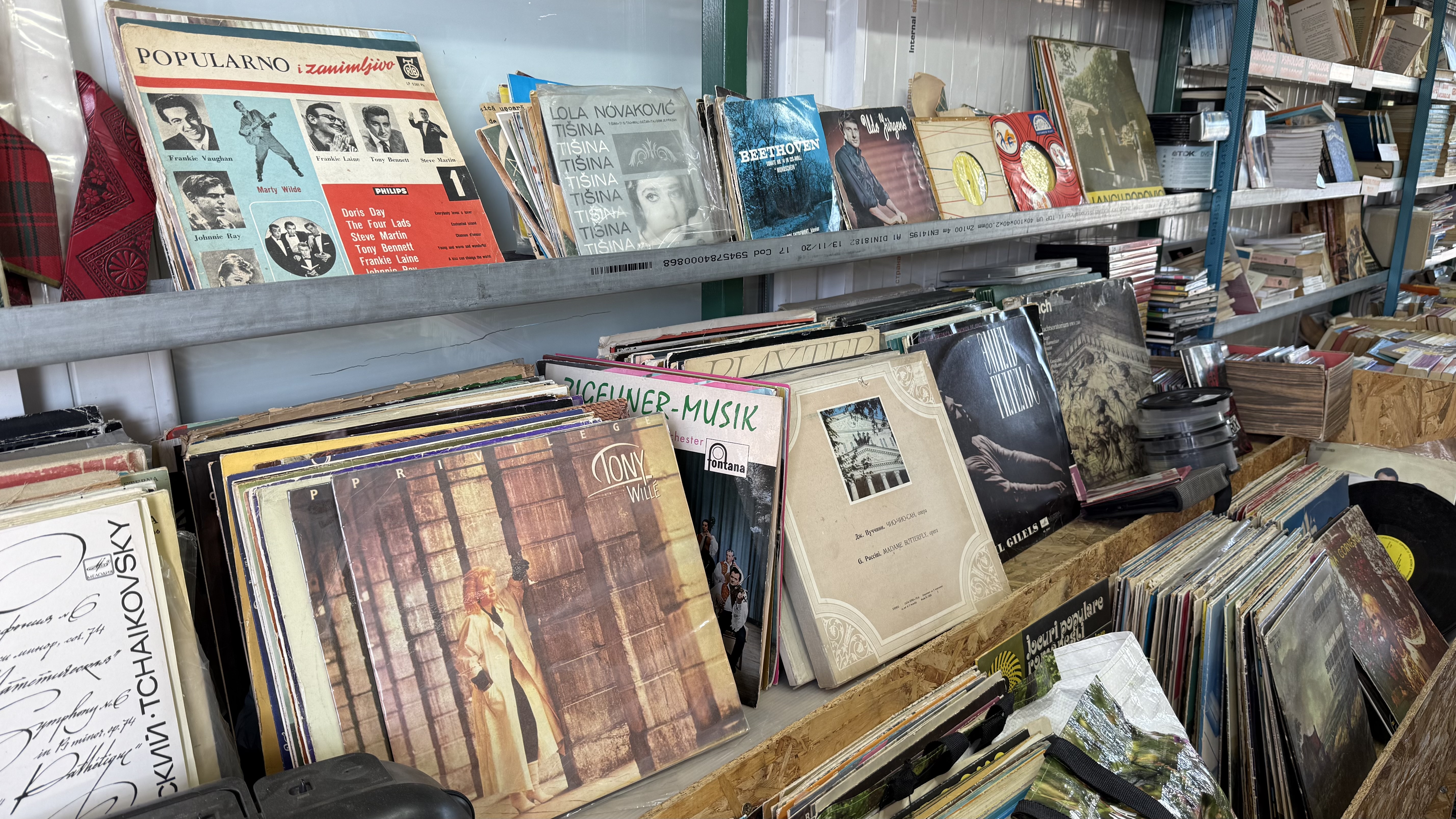 Cum ajung viniluri de zeci de ani să valoreze sute de lei în târgul de vechituri din București: „Uite, frate, ăsta e original Electrecord!”