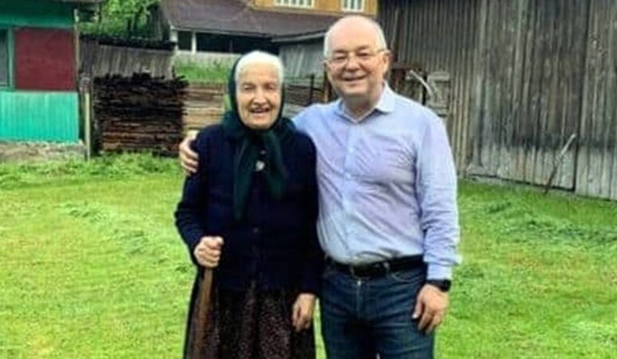 Imagini din grădina lui Emil Boc. Primarul din Cluj-Napoca a cules primele roșii cultivate de el: „O satisfacție pe care niciun magazin nu o poate oferi”